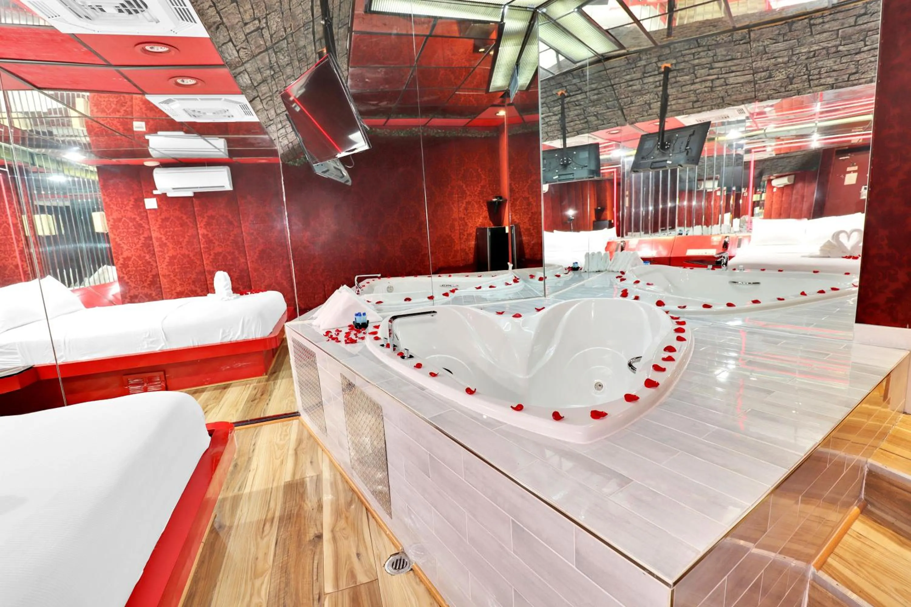 Massage in Hollywood Motel