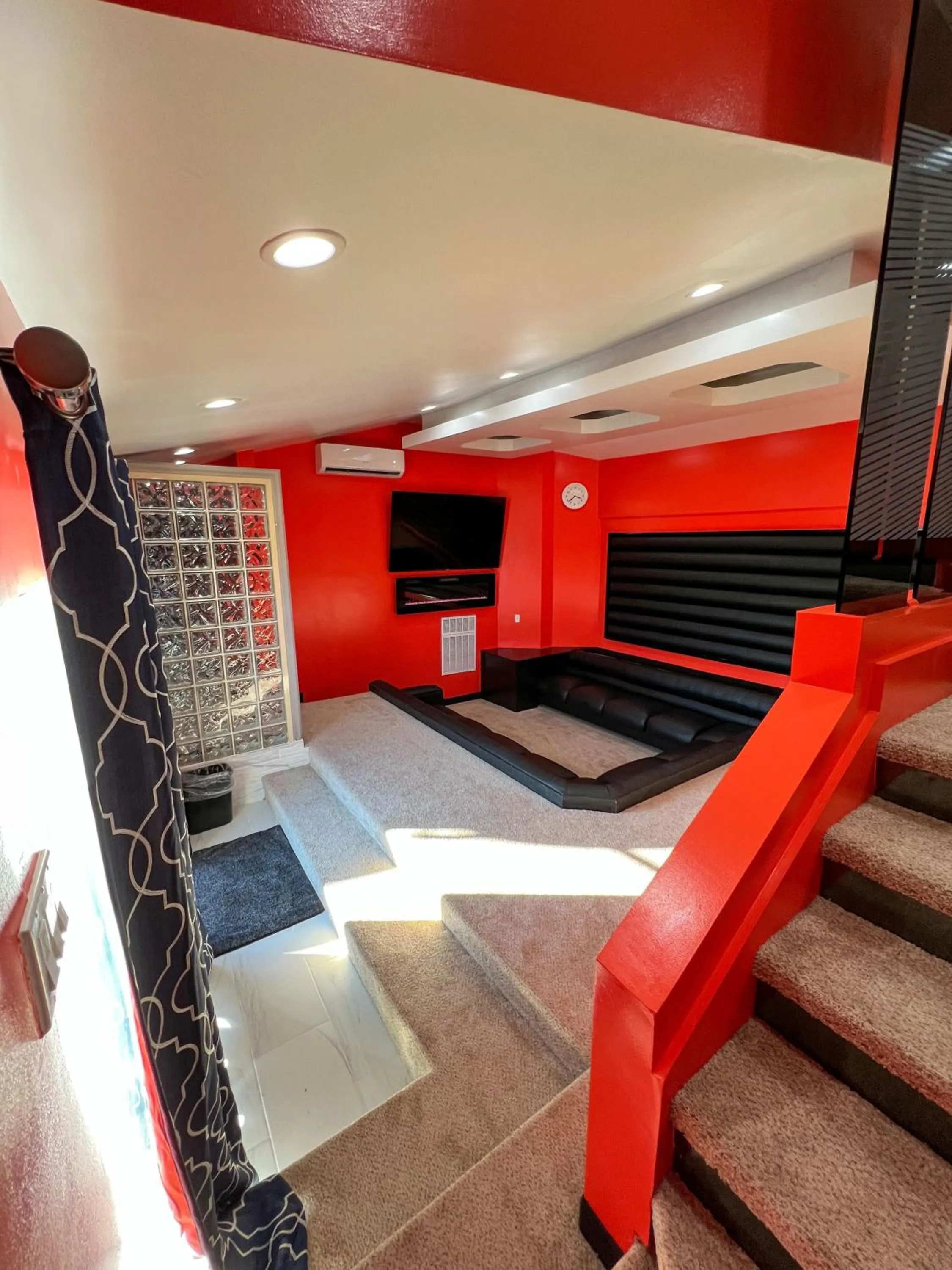 Living room in Hollywood Motel