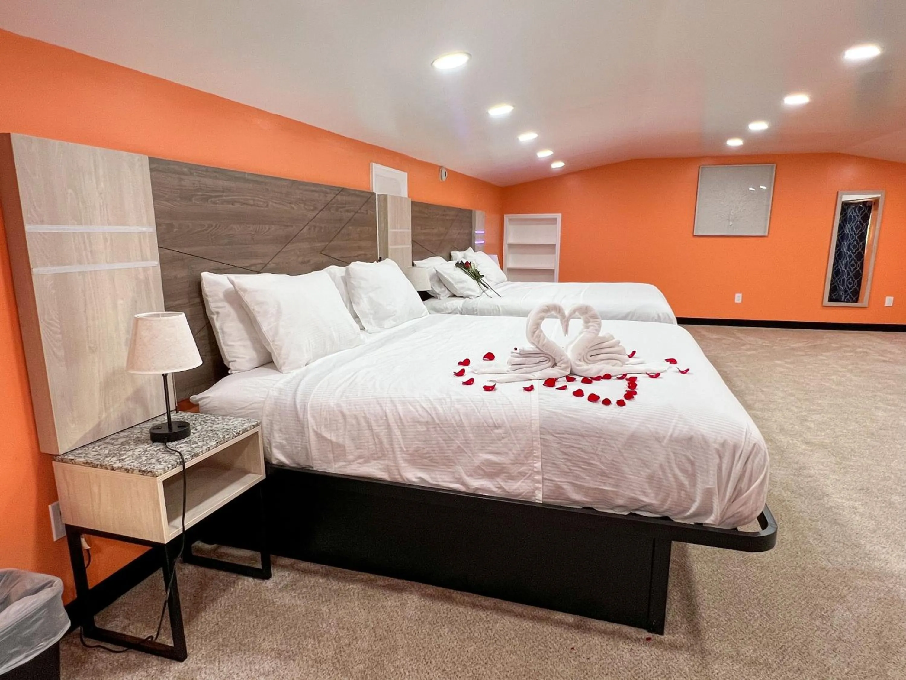 Bedroom, Bed in Hollywood Motel