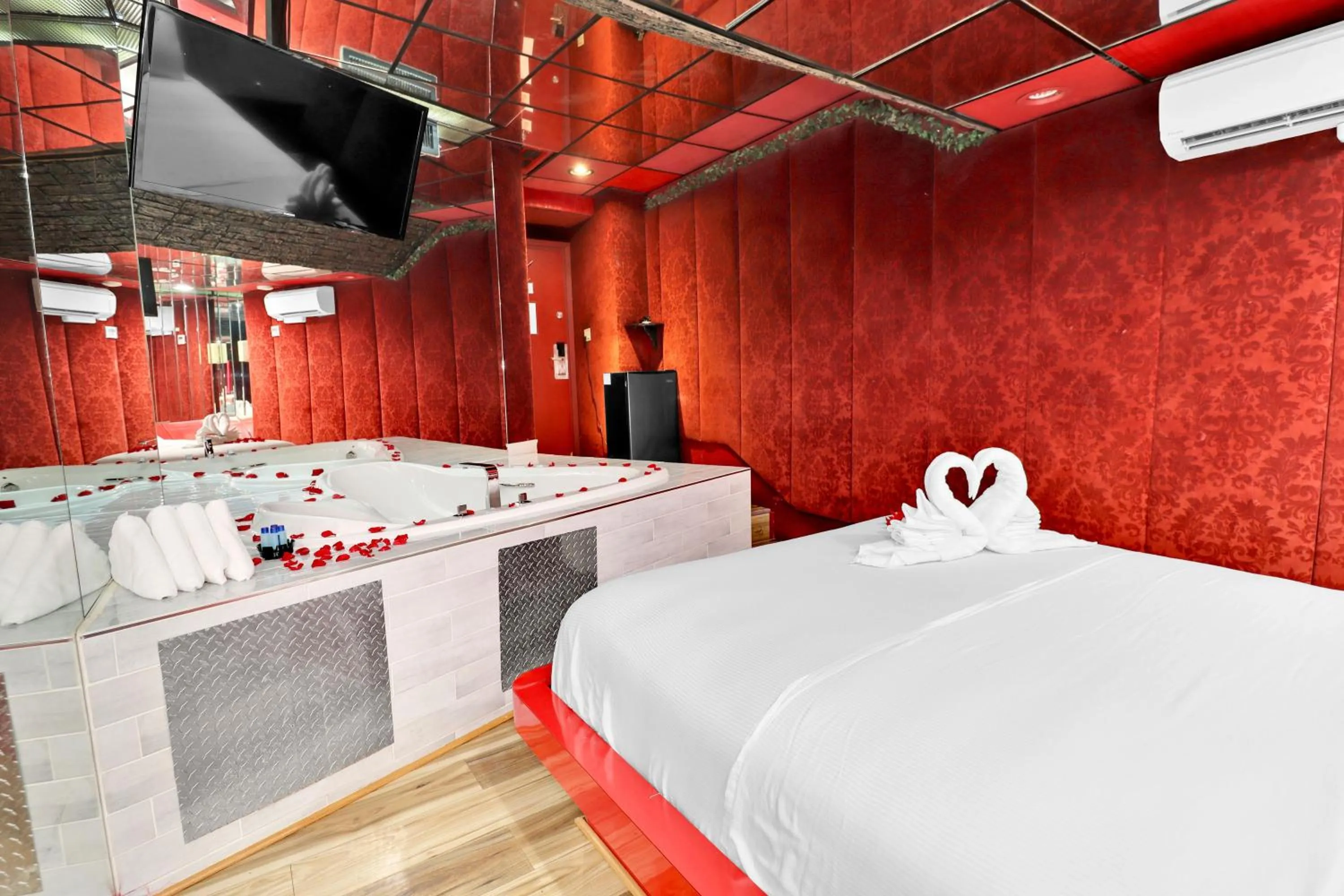 Massage, Bed in Hollywood Motel