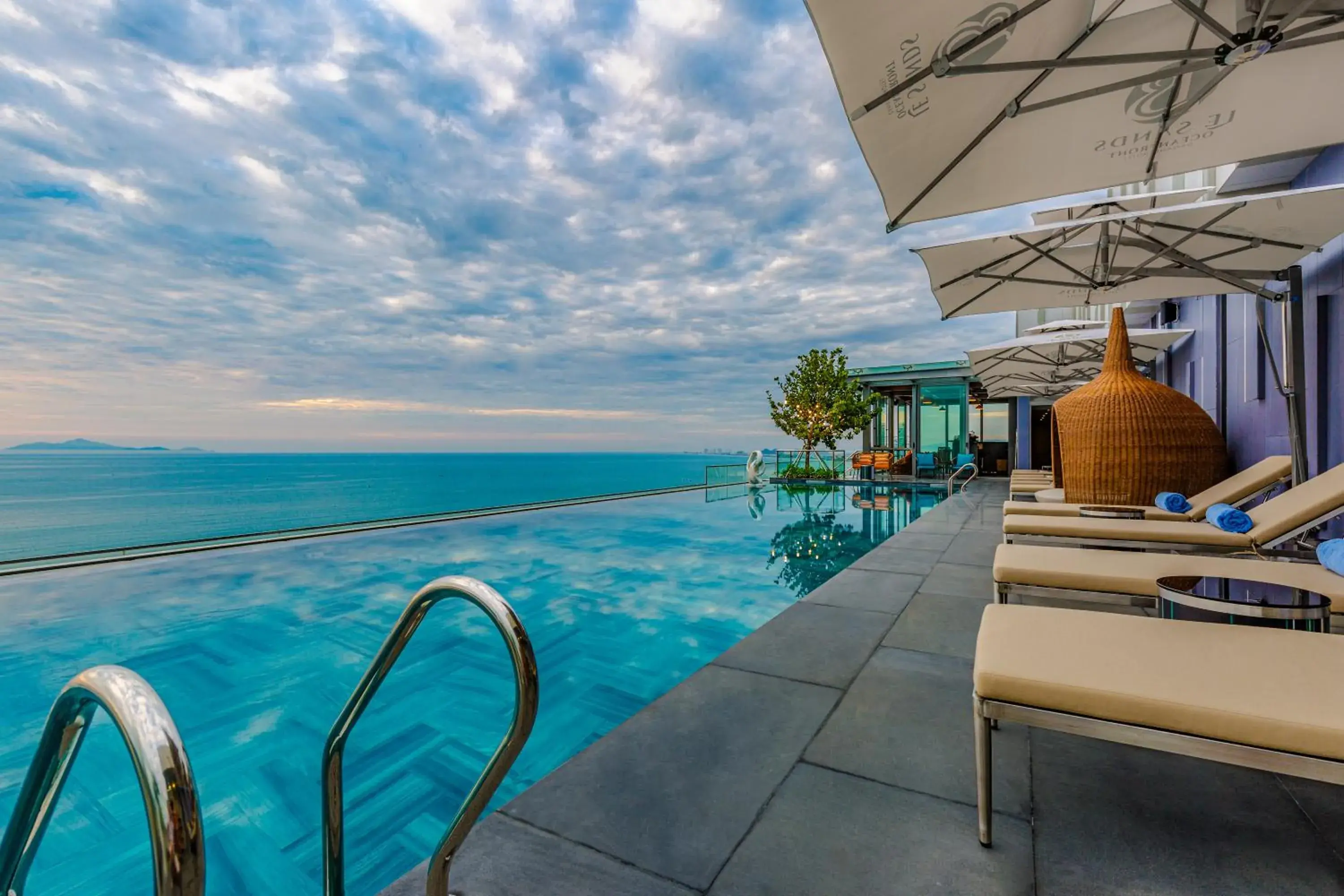 Swimming pool in Le Sands Oceanfront Danang Hotel Swimming pool in Le Sands Oceanfront Danang Hotel