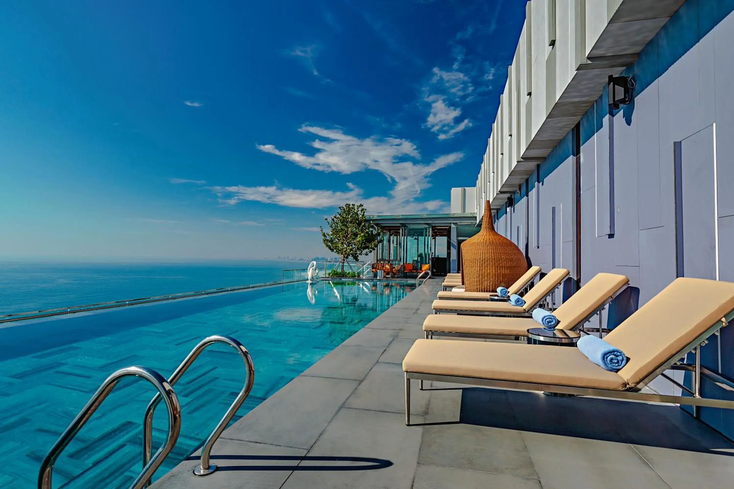 Swimming pool in Le Sands Oceanfront Danang Hotel Swimming pool in Le Sands Oceanfront Danang Hotel