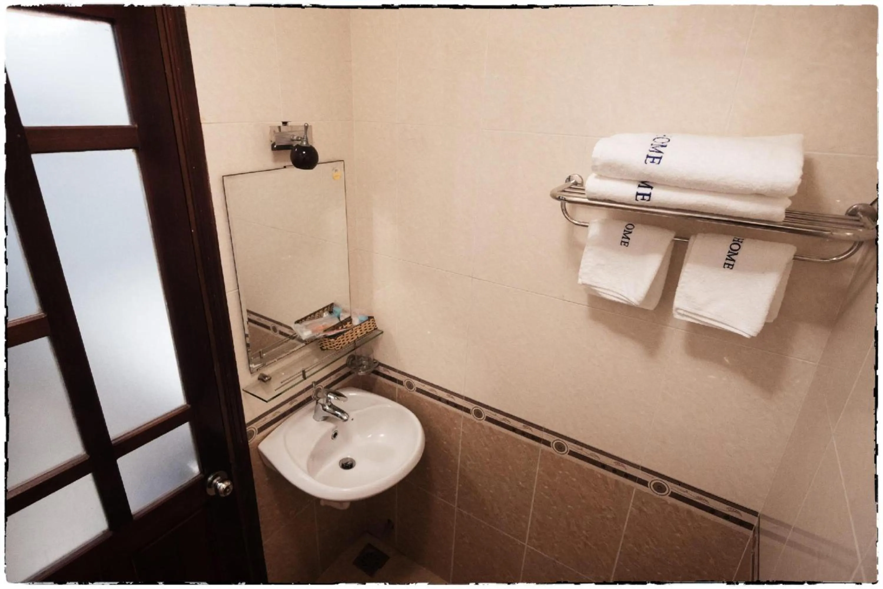 Bathroom in OYO 1168 Elly's Home 2