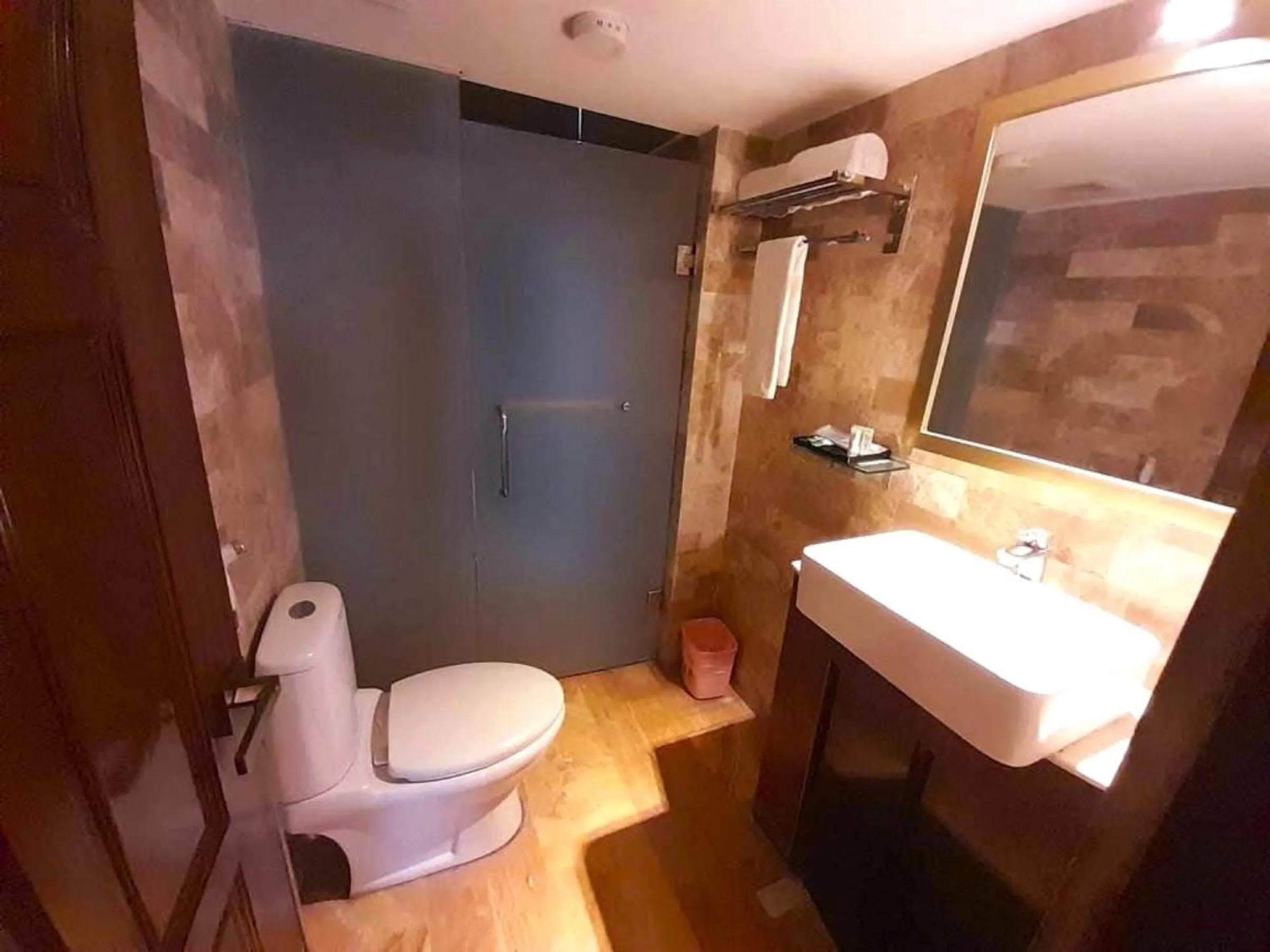 Toilet in The Elite Residence Dhaka