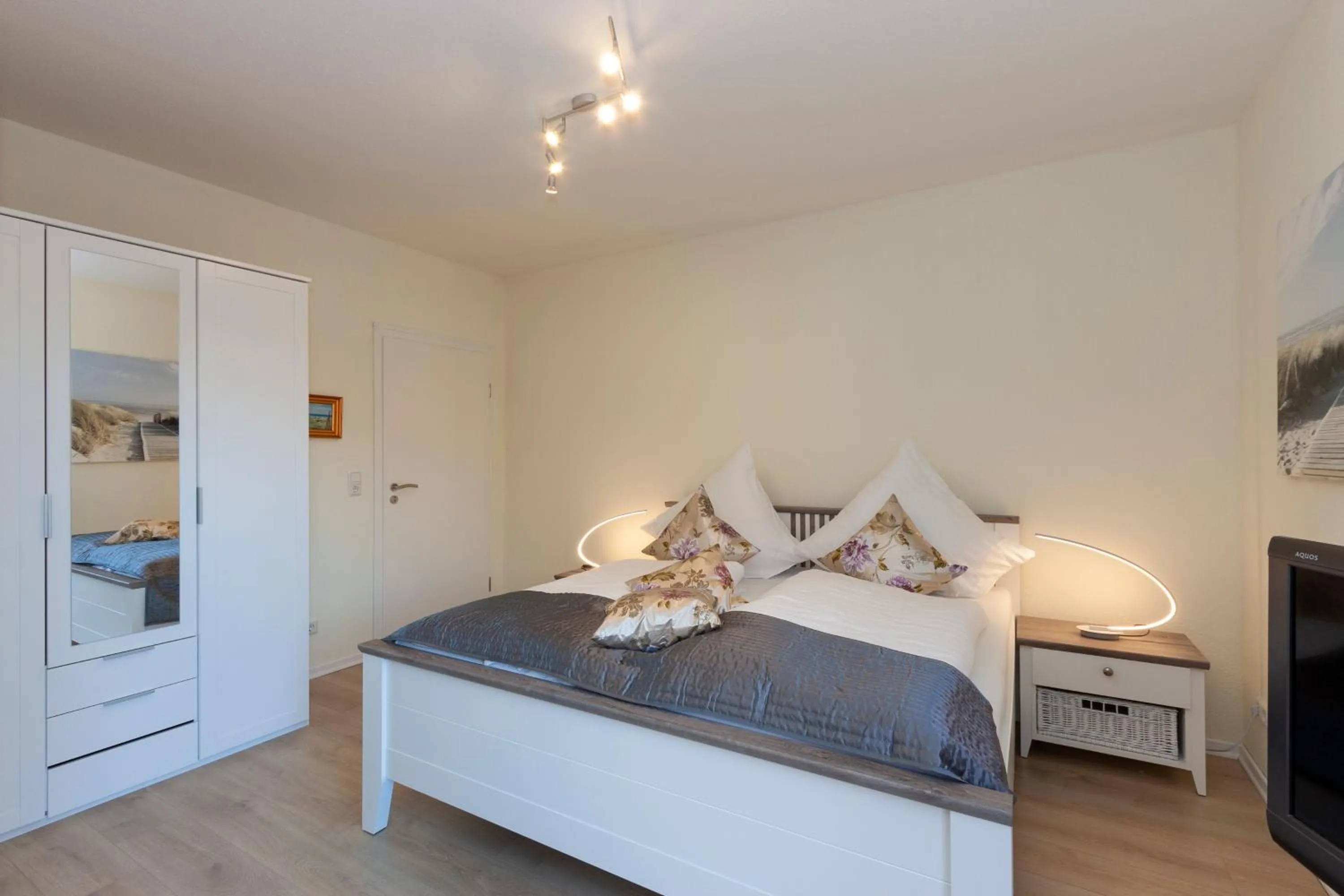 Photo of the whole room, Bed in Hotel garni NordSeerose Greetsiel