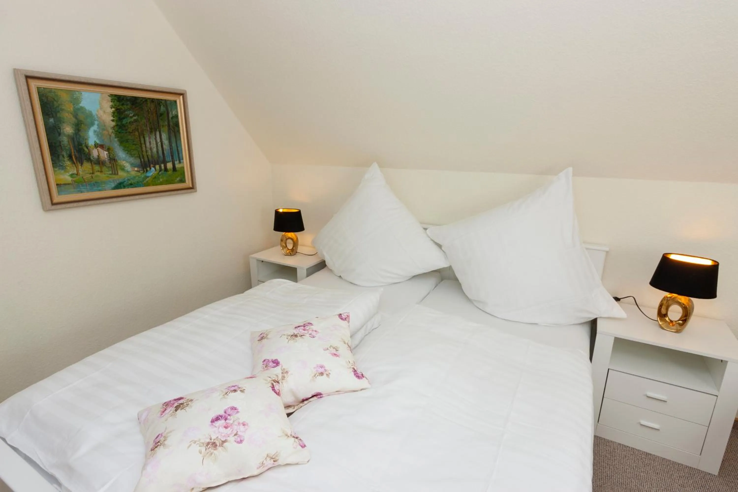 Photo of the whole room, Bed in Hotel garni NordSeerose Greetsiel