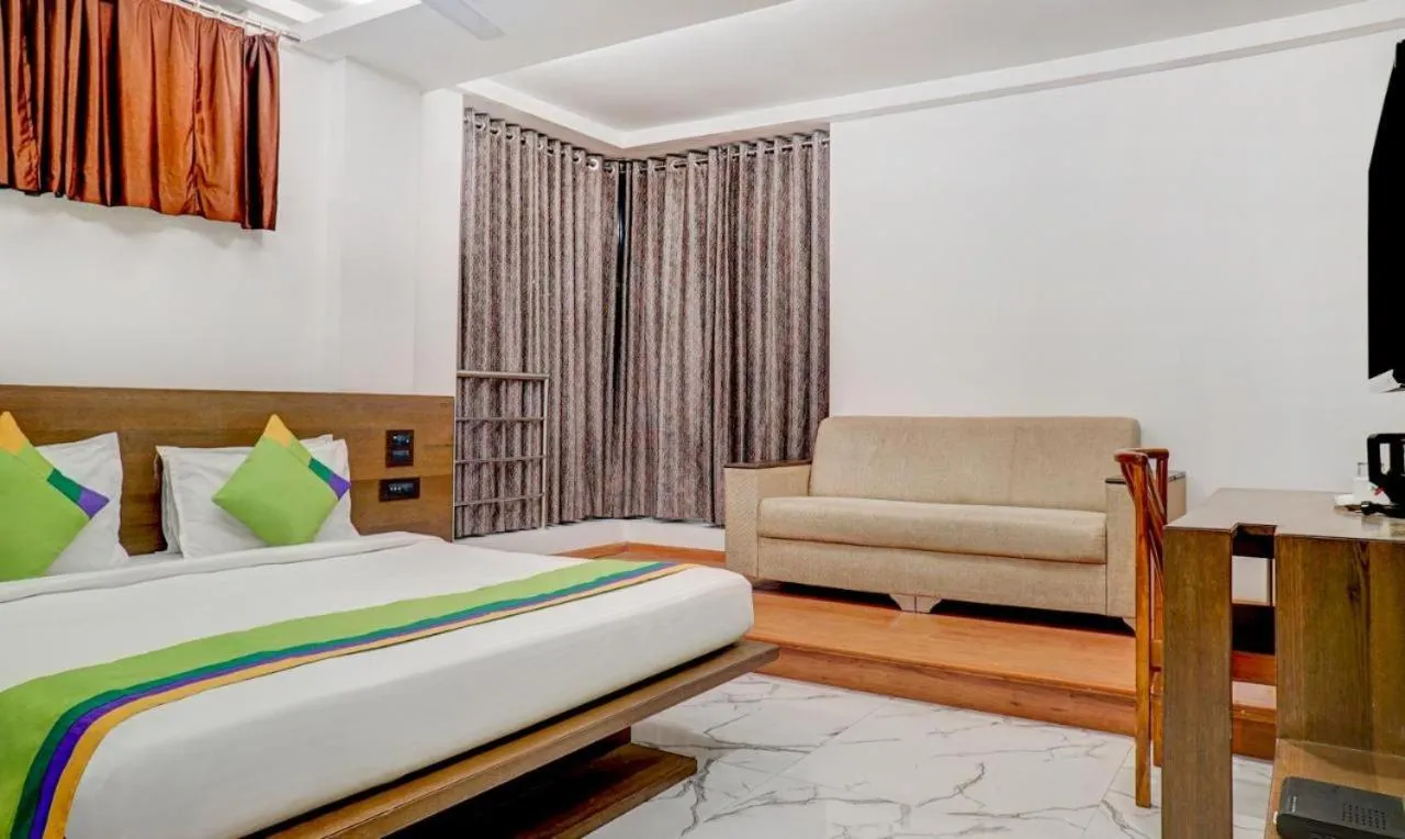 Photo of the whole room, Bed in Hotel Shiva's, Kolhapur