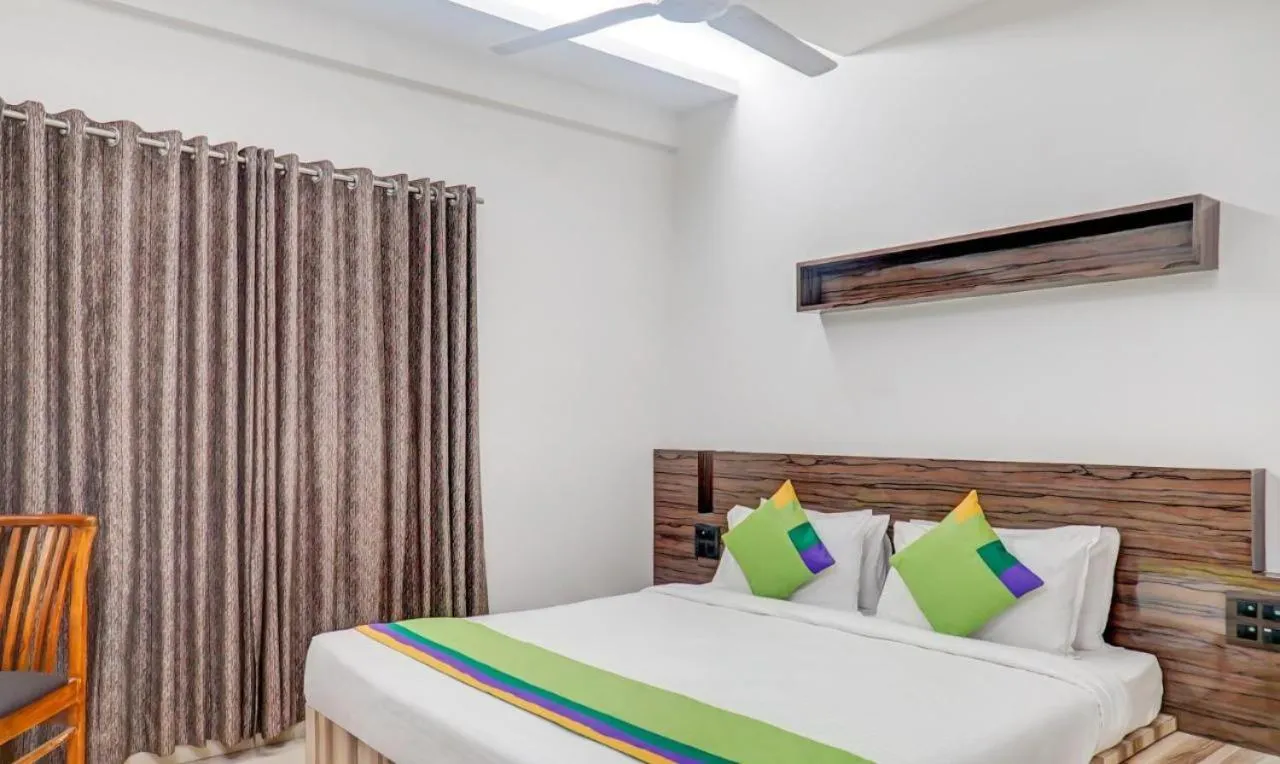 Photo of the whole room, Bed in Hotel Shiva's, Kolhapur