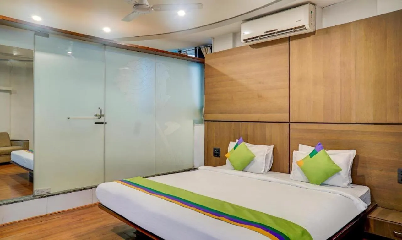 Bedroom, Bed in Hotel Shiva's, Kolhapur