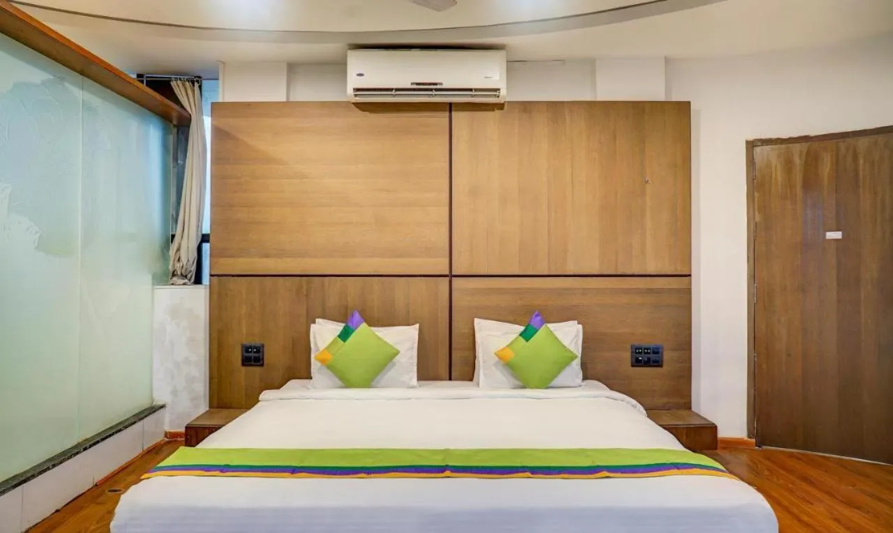 Bed in Hotel Shiva's, Kolhapur