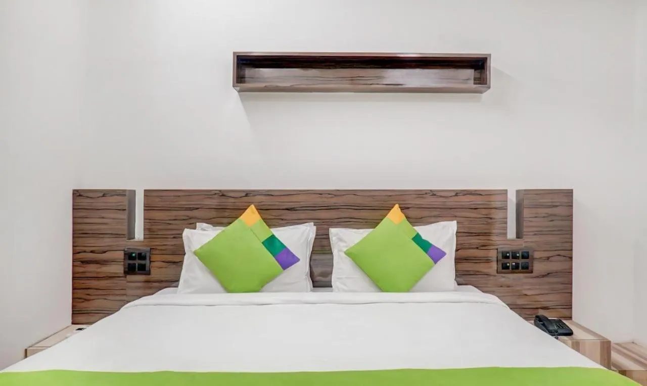 Bed in Hotel Shiva's, Kolhapur