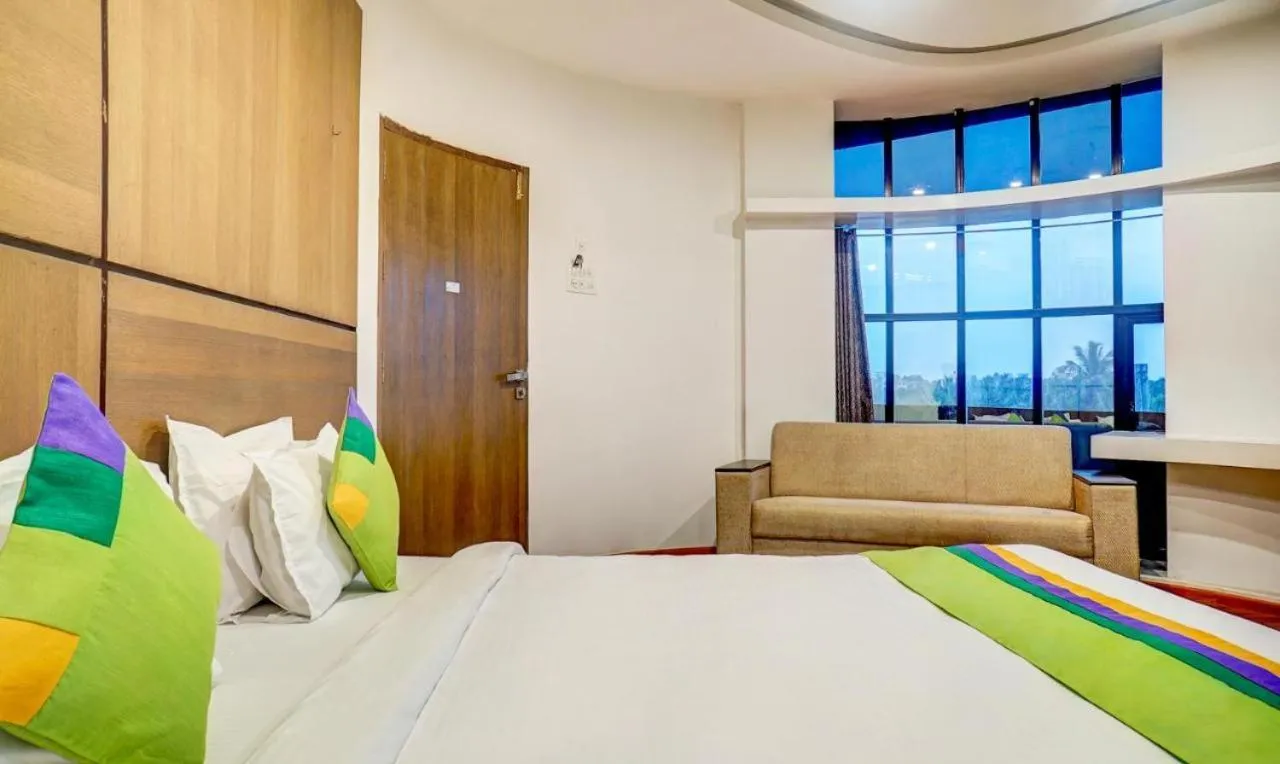 Bedroom, Bed in Hotel Shiva's, Kolhapur