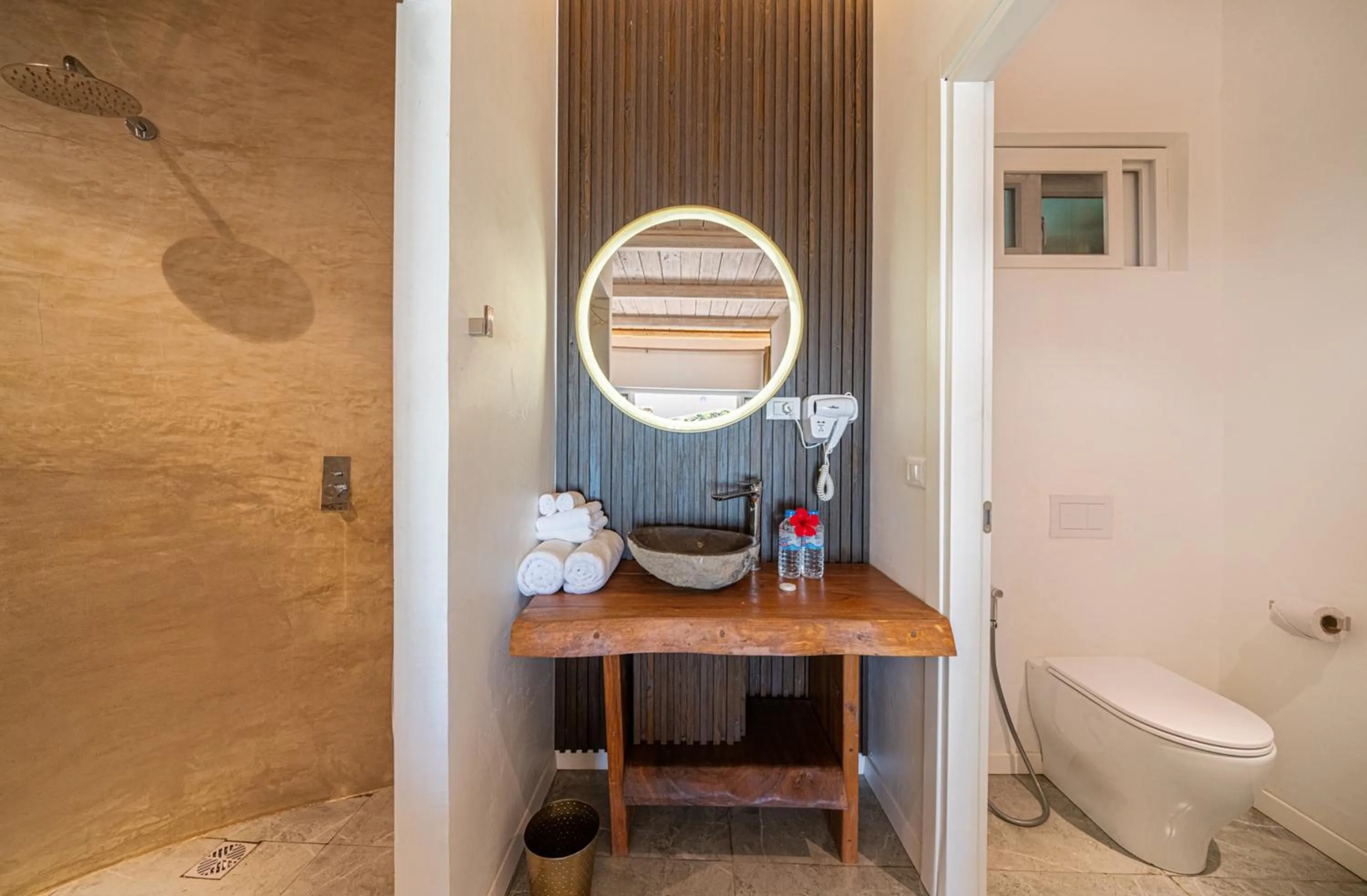 Shower in Coral Rocks Hotel & Restaurant