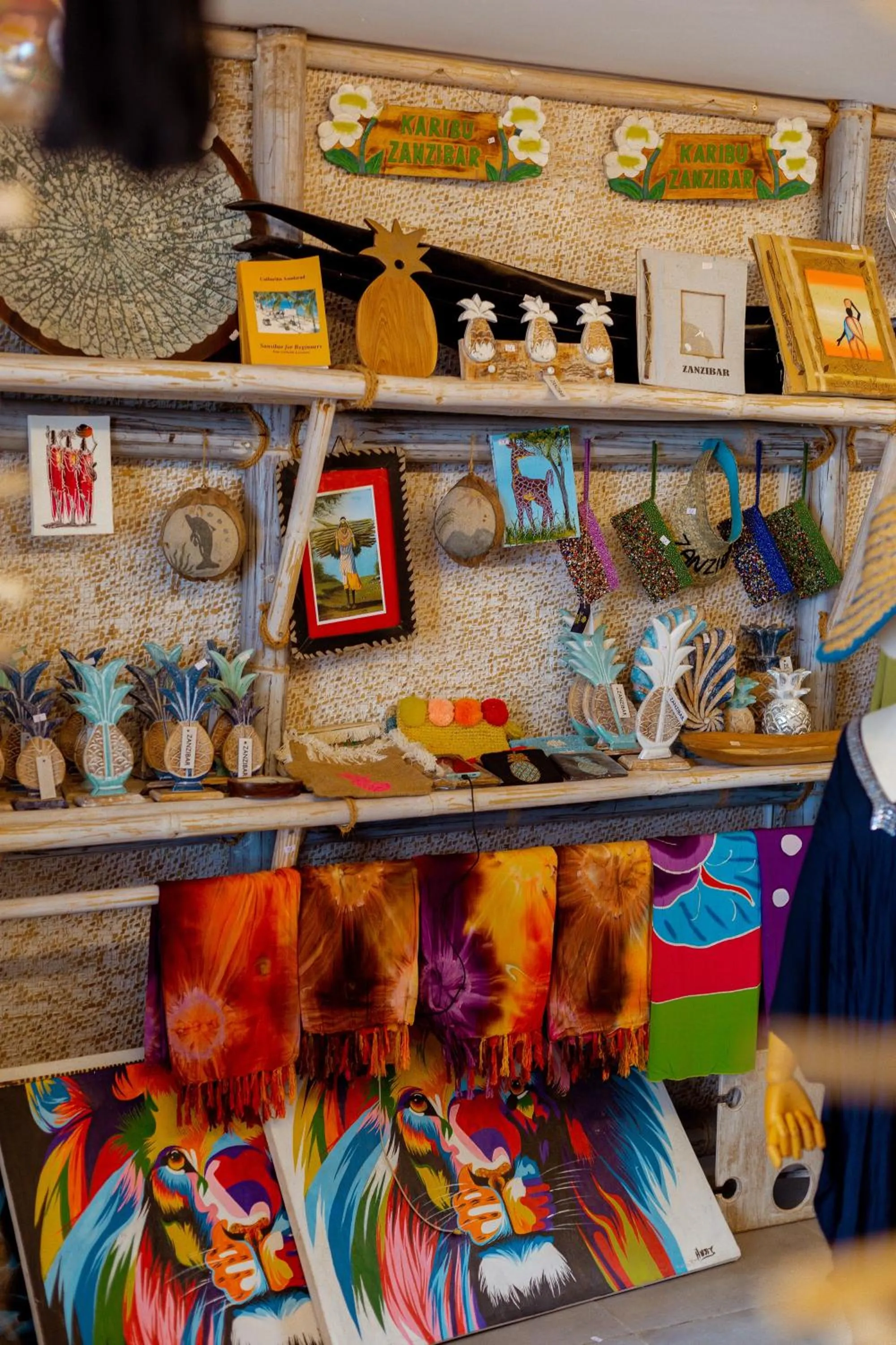 On-site shops in Coral Rocks Hotel & Restaurant