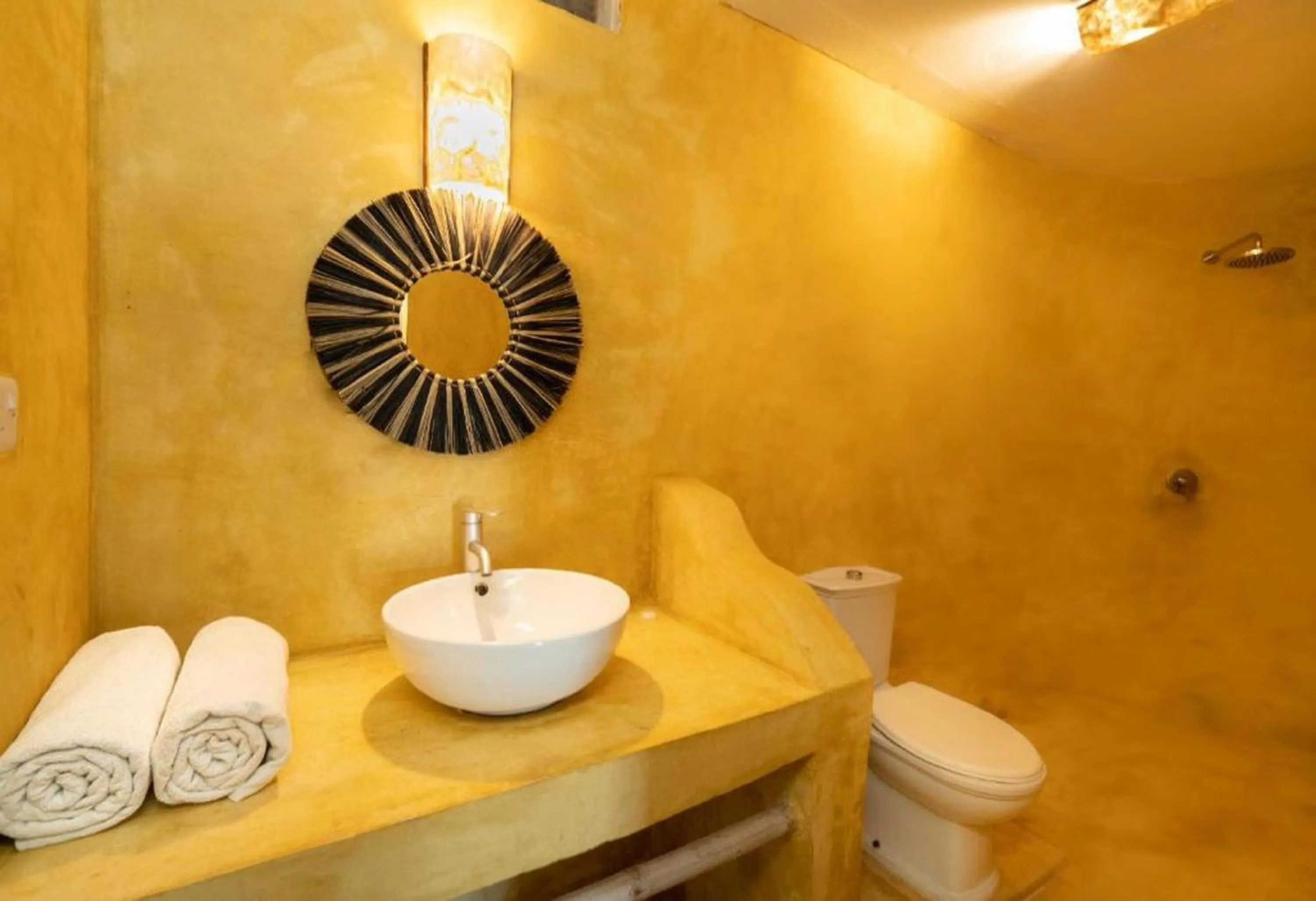 Toilet in Coral Rocks Hotel & Restaurant