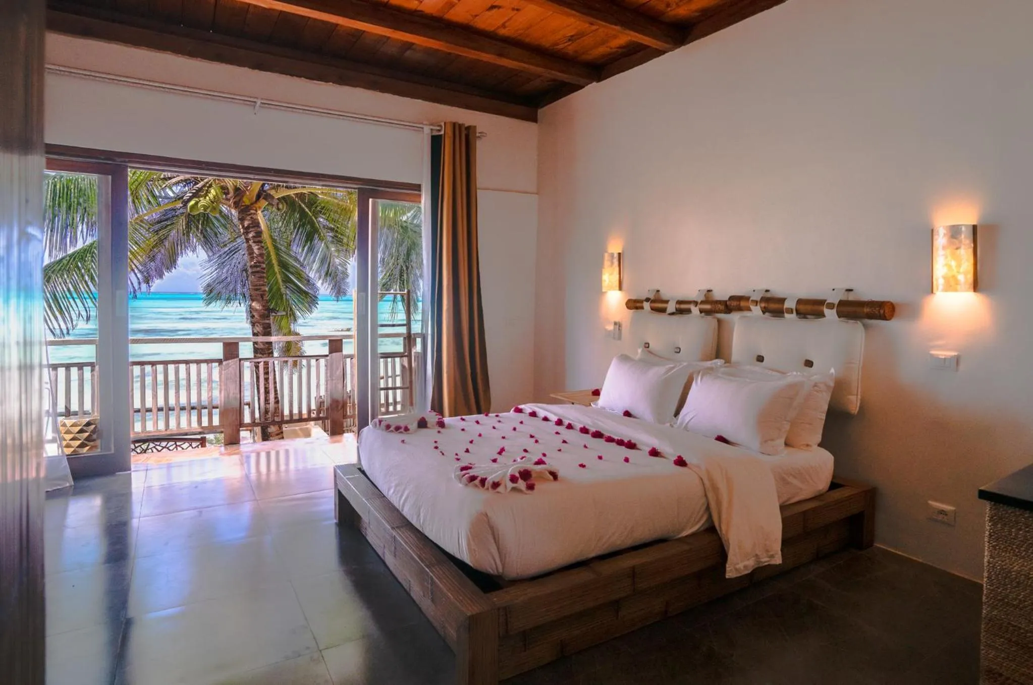 Bedroom, Bed in Coral Rocks Hotel & Restaurant