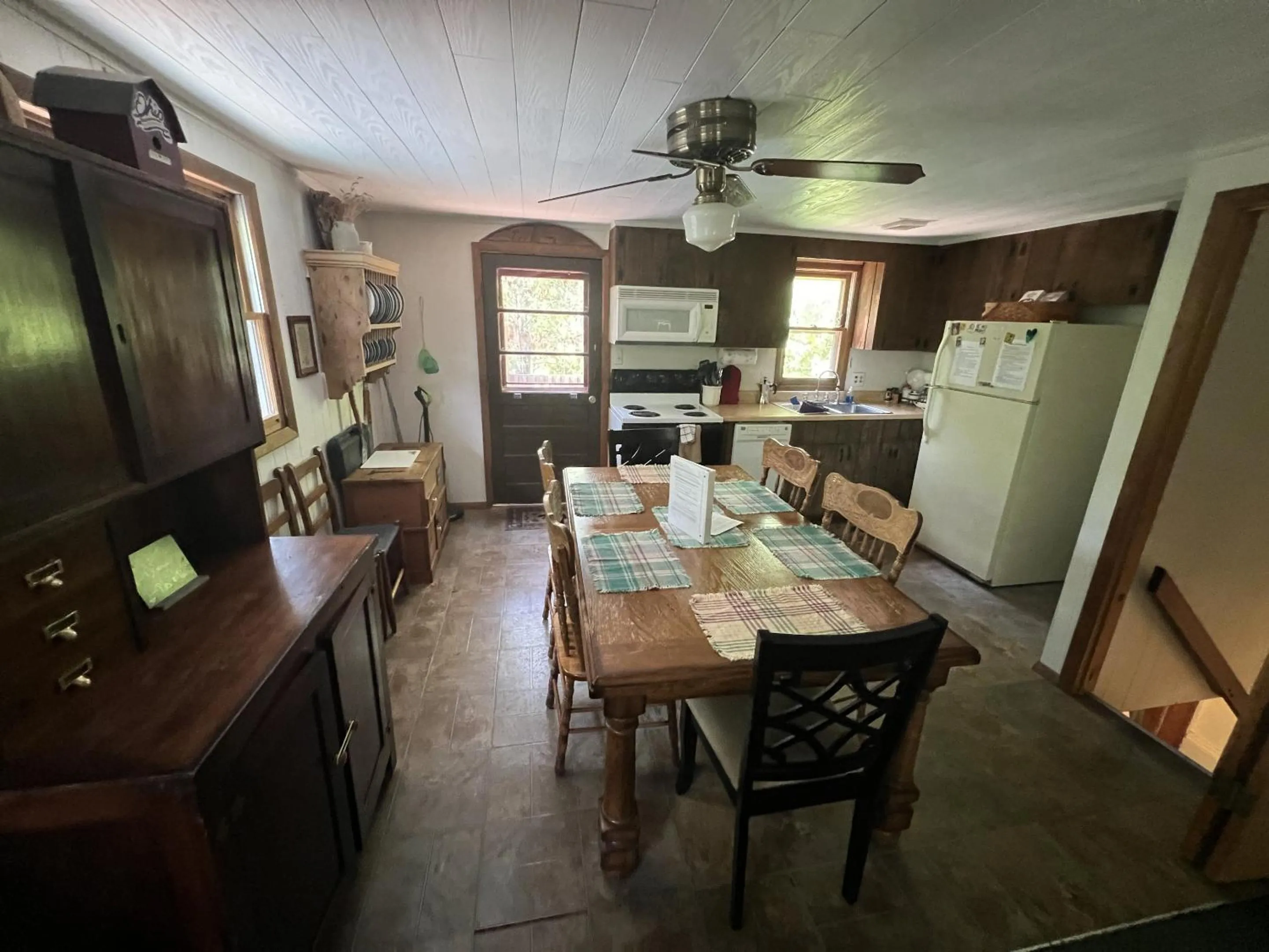 Dining area in Rock Stalls Lodge Hocking Hills