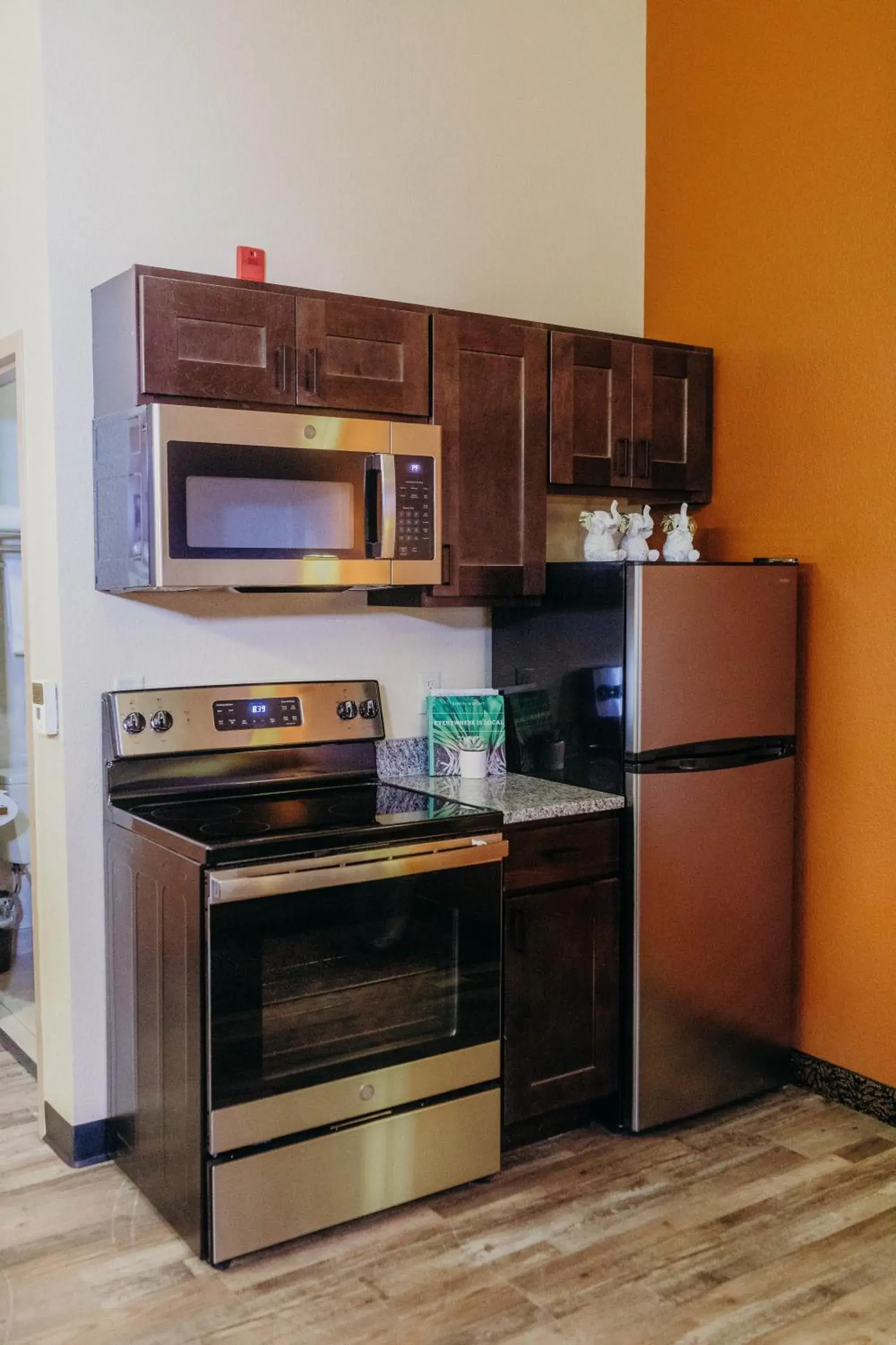 Deluxe Queen Studio in bantr Grand Hotel Wausau - Rothschild Deluxe Queen Studio in bantr Grand Hotel Wausau - Rothschild