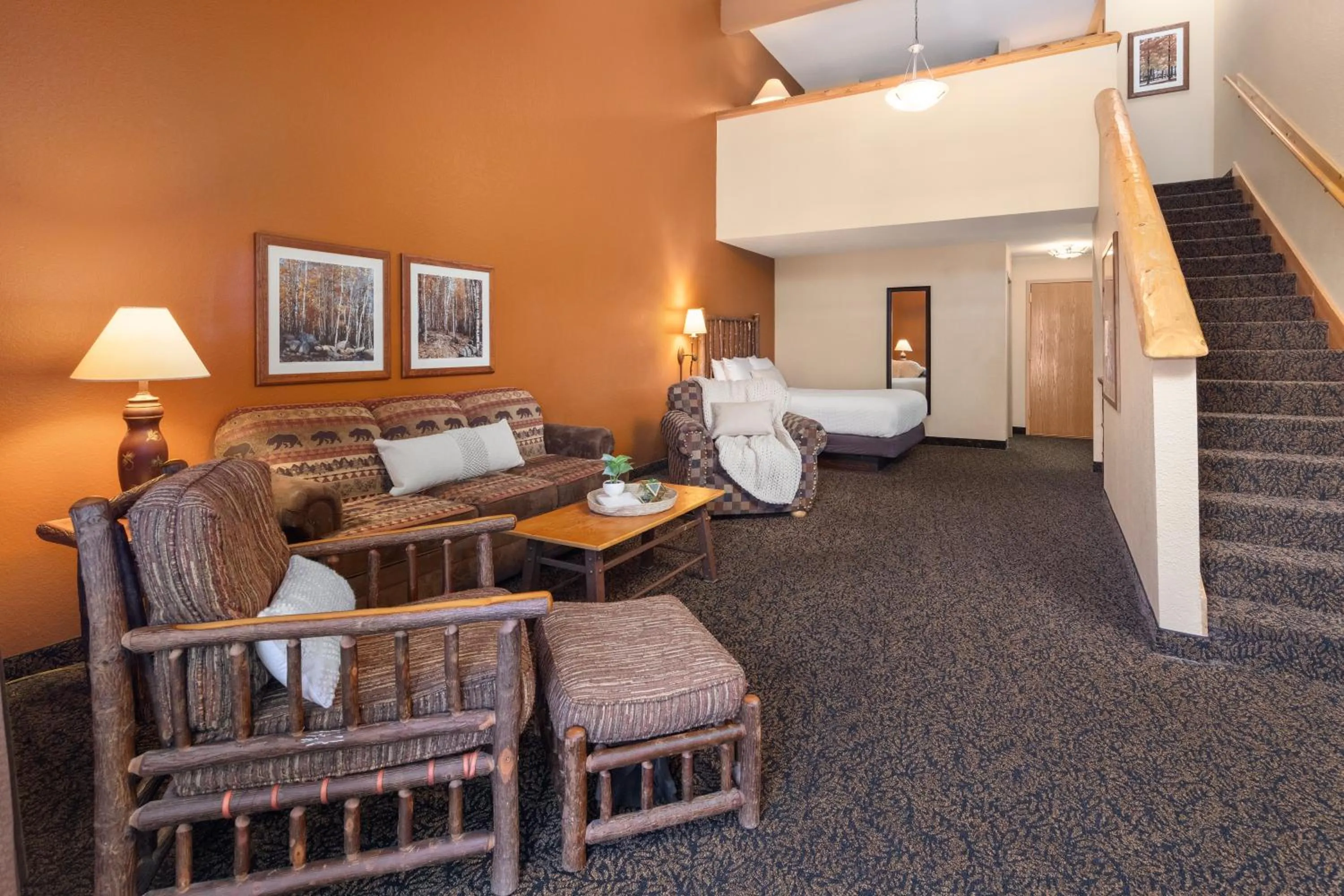 Seating area, Bed in bantr Grand Hotel Wausau - Rothschild