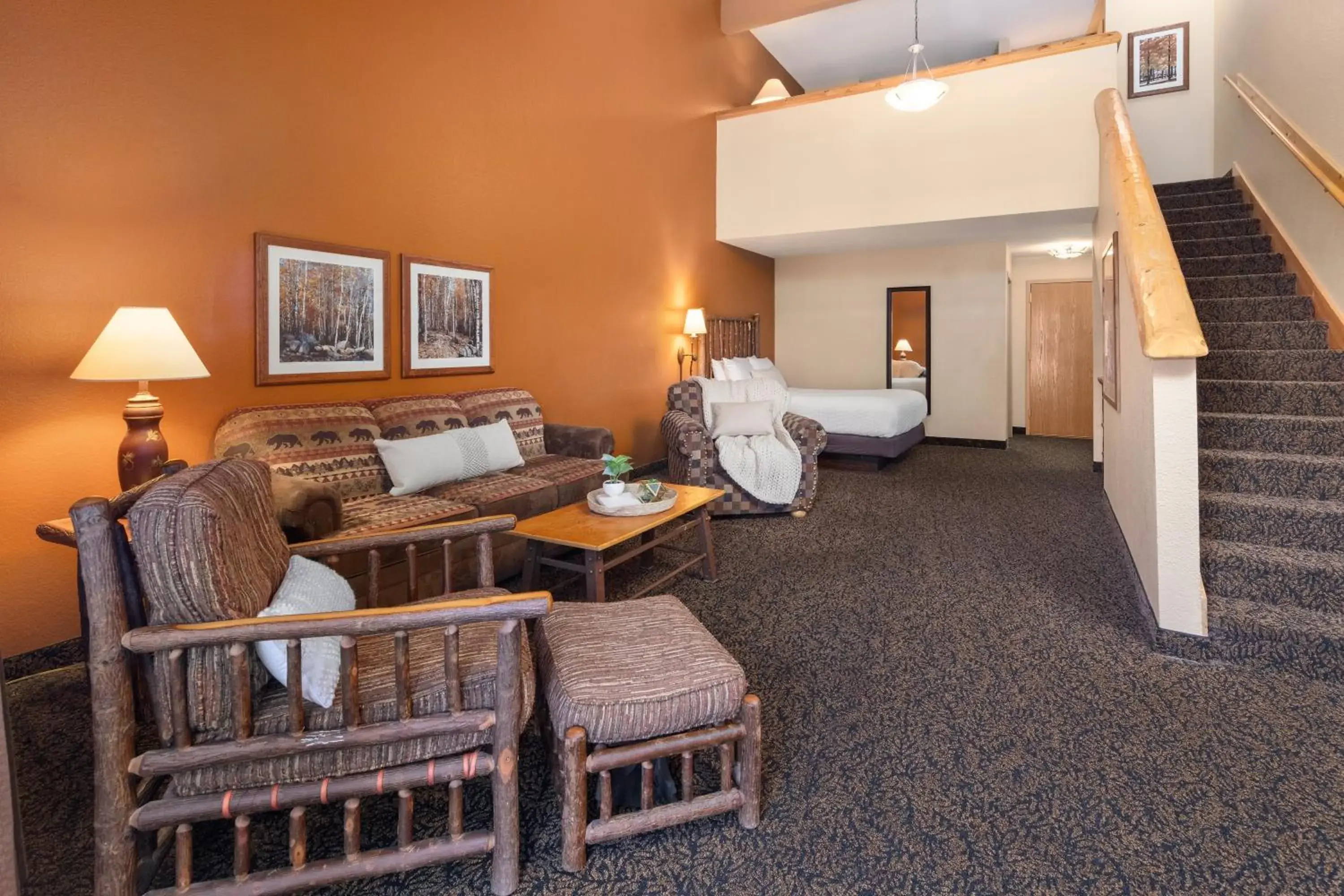 Seating area, Bed in bantr Grand Hotel Wausau - Rothschild Seating area, Bed in bantr Grand Hotel Wausau - Rothschild