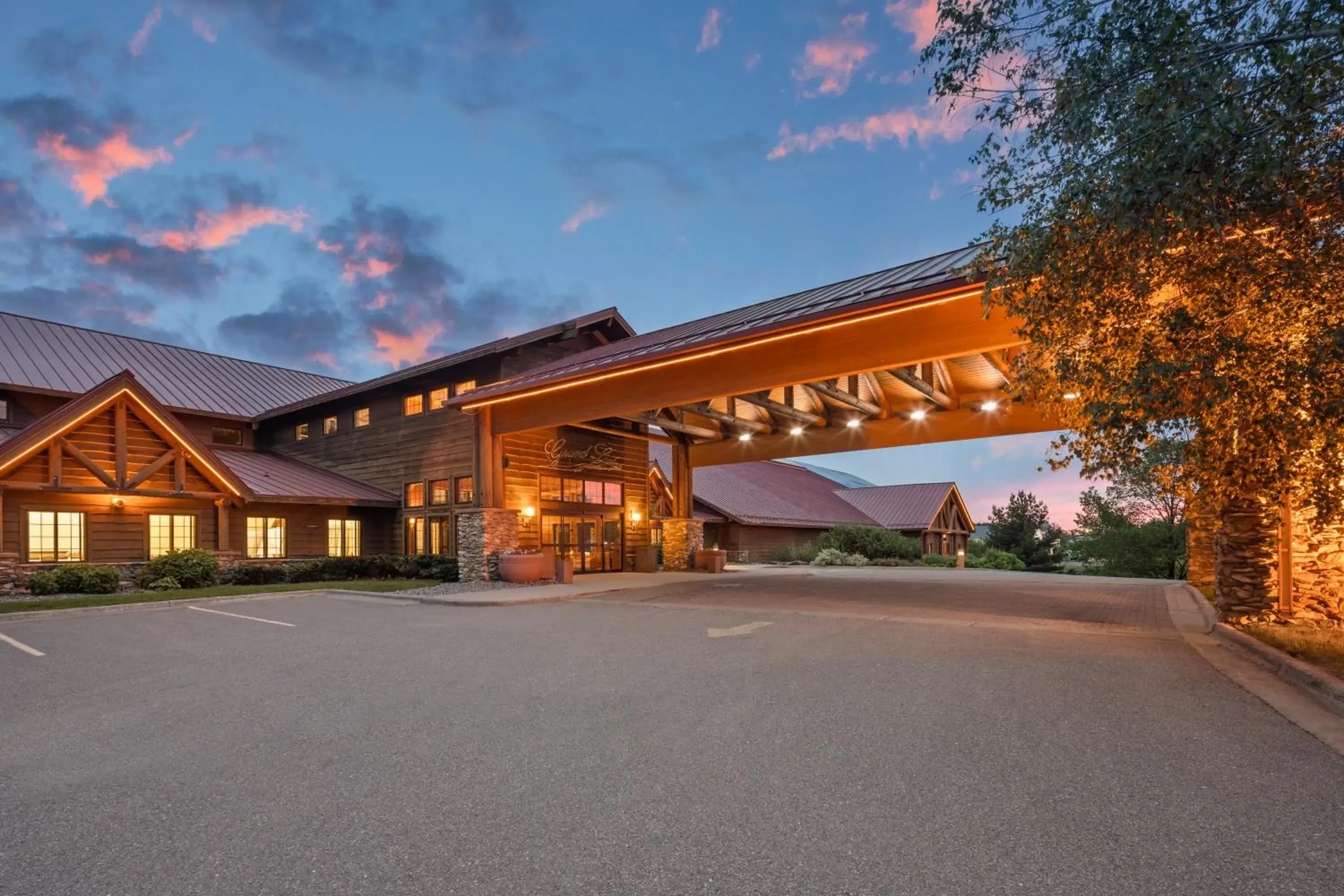 Property building in bantr Grand Hotel Wausau - Rothschild Property building in bantr Grand Hotel Wausau - Rothschild