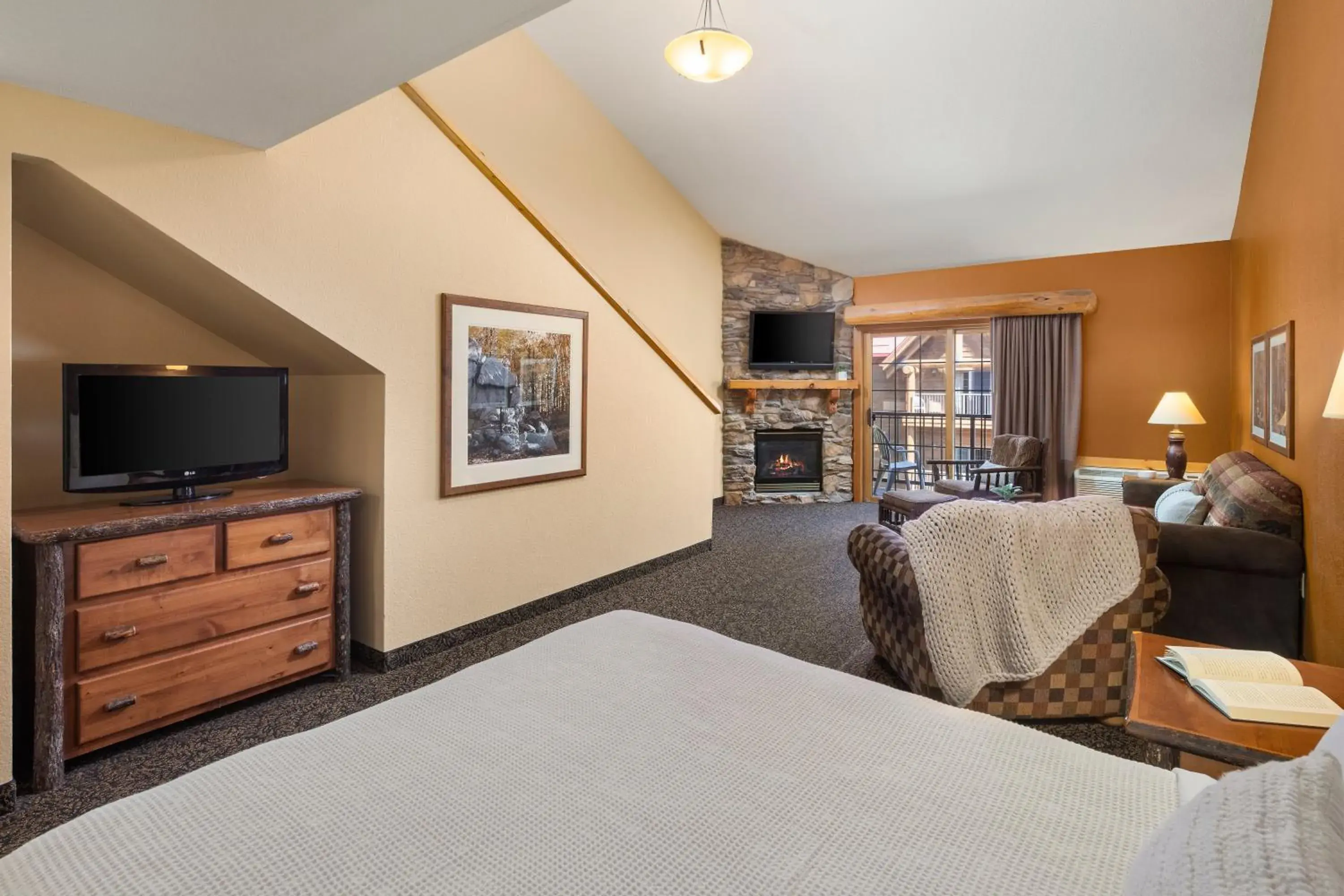 Seating area, Bed in bantr Grand Hotel Wausau - Rothschild Seating area, Bed in bantr Grand Hotel Wausau - Rothschild