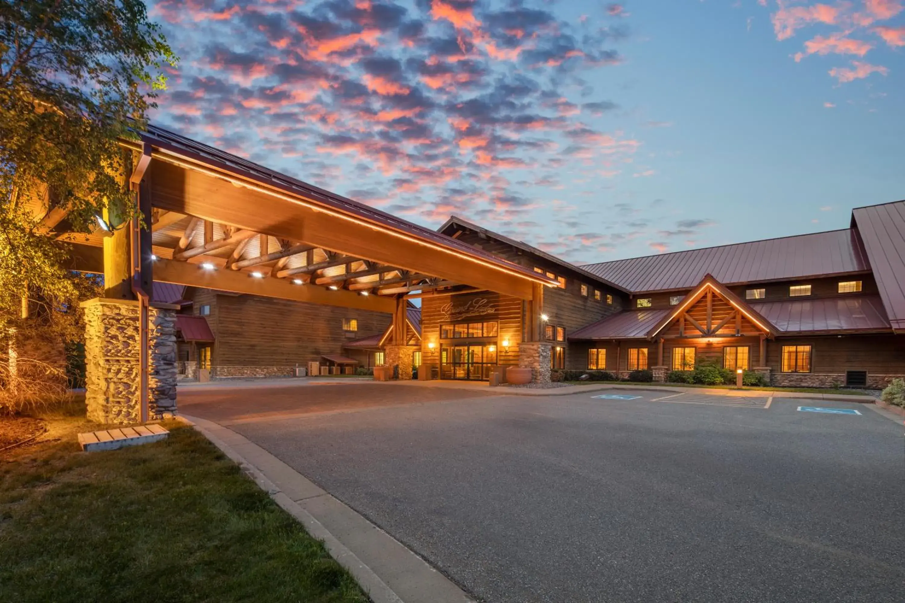 Property building in bantr Grand Hotel Wausau - Rothschild Property building in bantr Grand Hotel Wausau - Rothschild