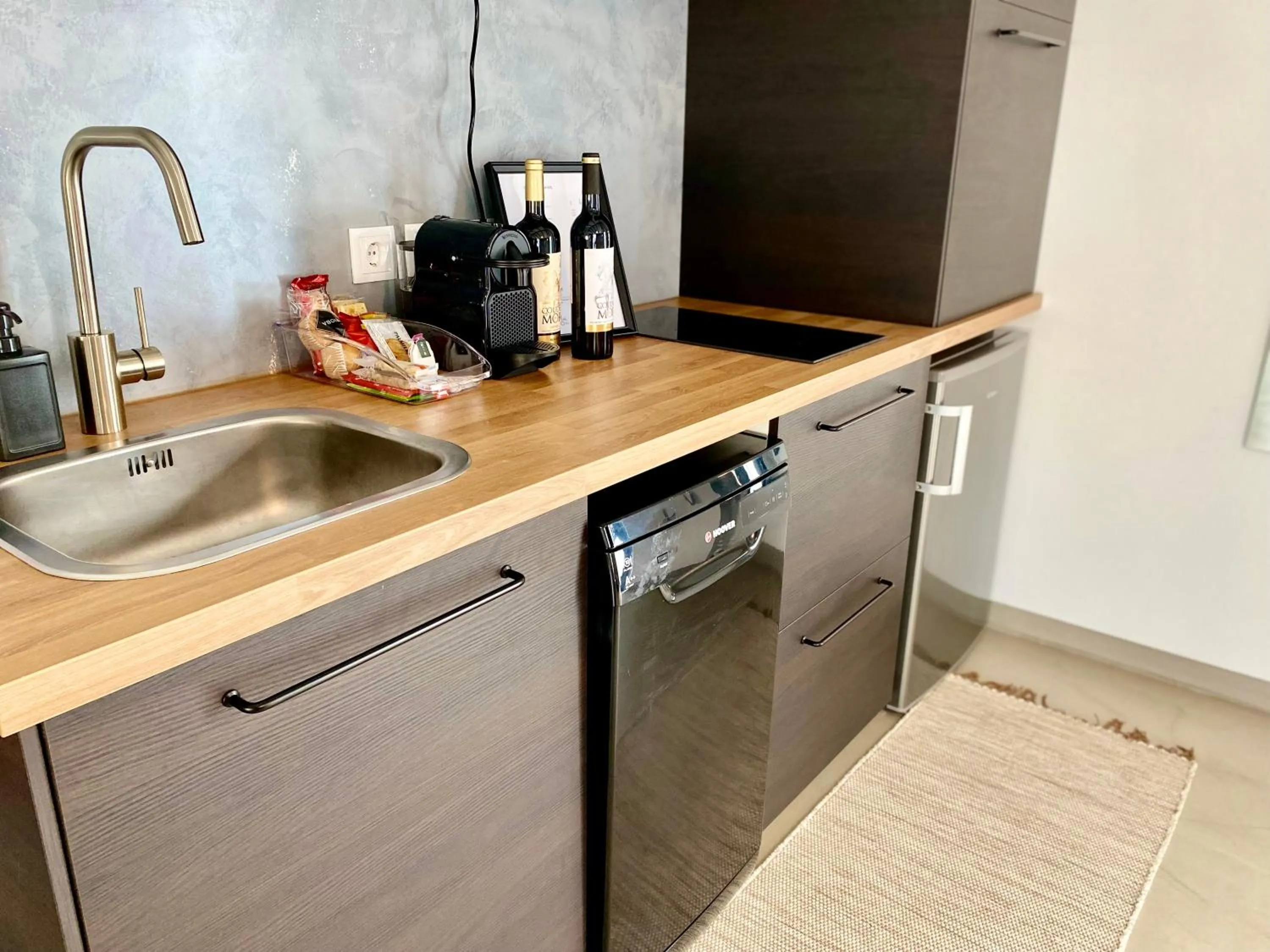 Coffee/tea facilities in Villa Rio by Valada Village