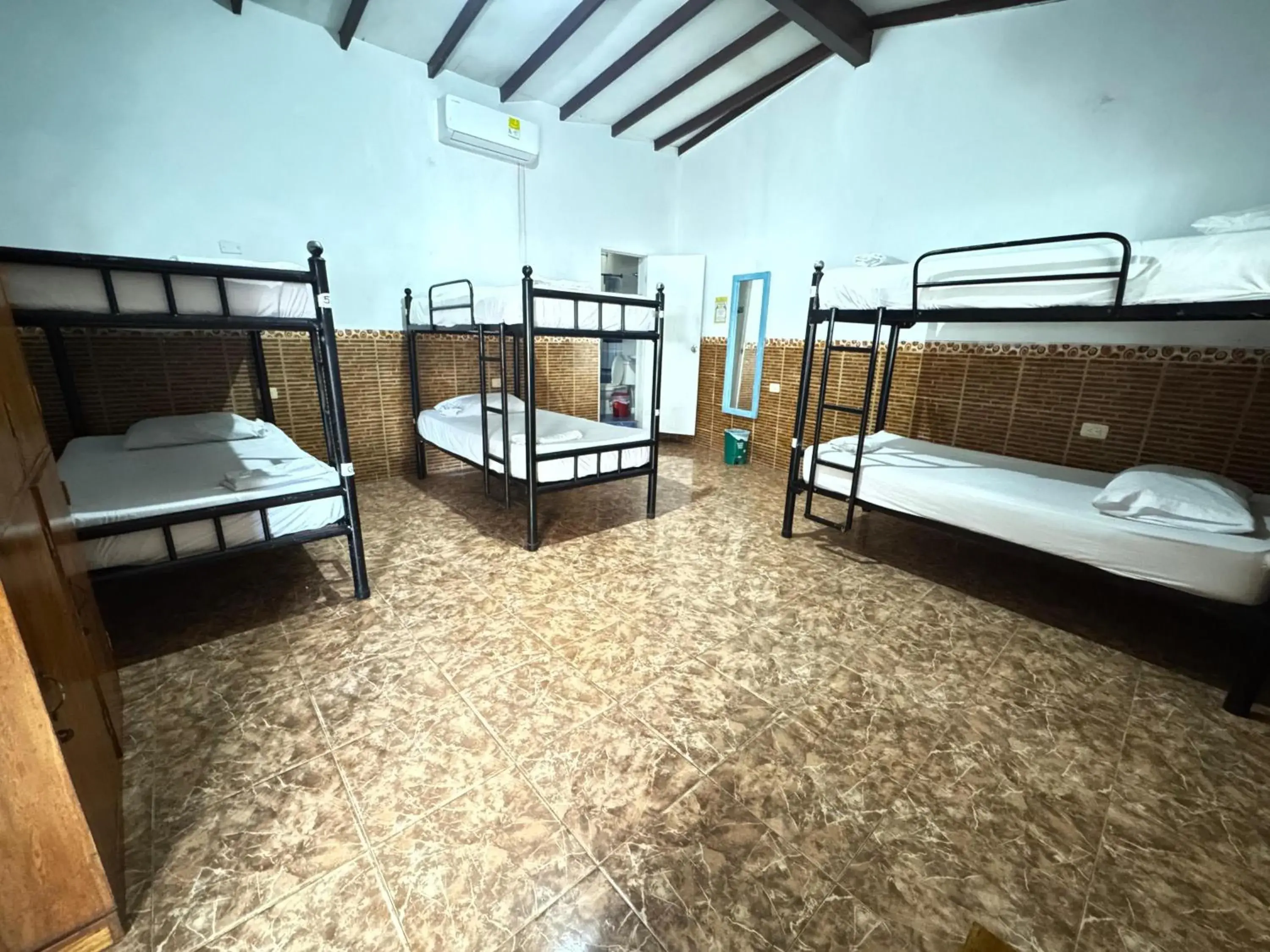 Standard Twin Room with Shared Bathroom - single occupancy in Hostal Luna Llena Getsemaní Standard Twin Room with Shared Bathroom - single occupancy in Hostal Luna Llena Getsemaní
