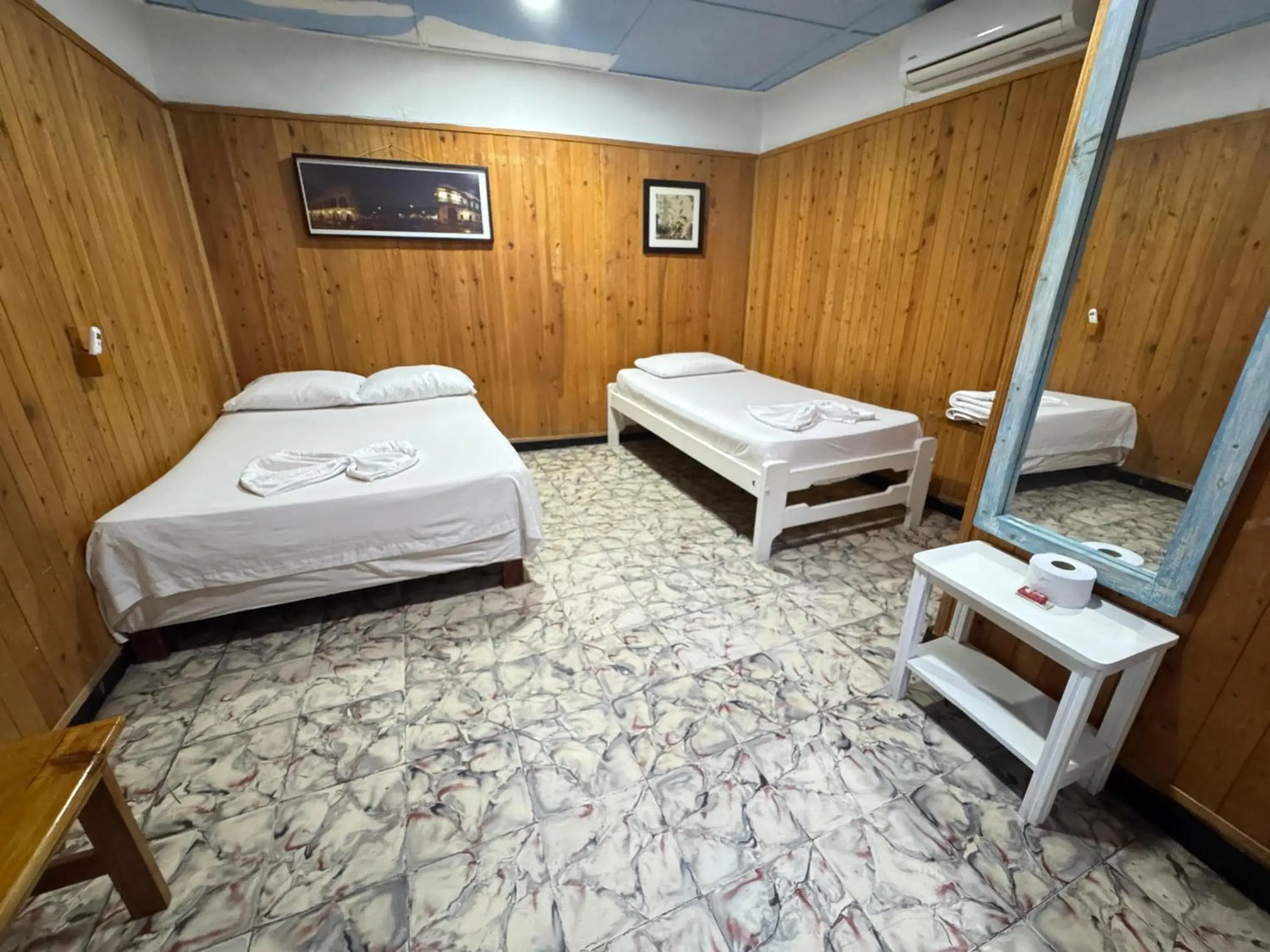 Twin Room with Private Bathroom - single occupancy in Hostal Luna Llena Getsemaní Twin Room with Private Bathroom - single occupancy in Hostal Luna Llena Getsemaní