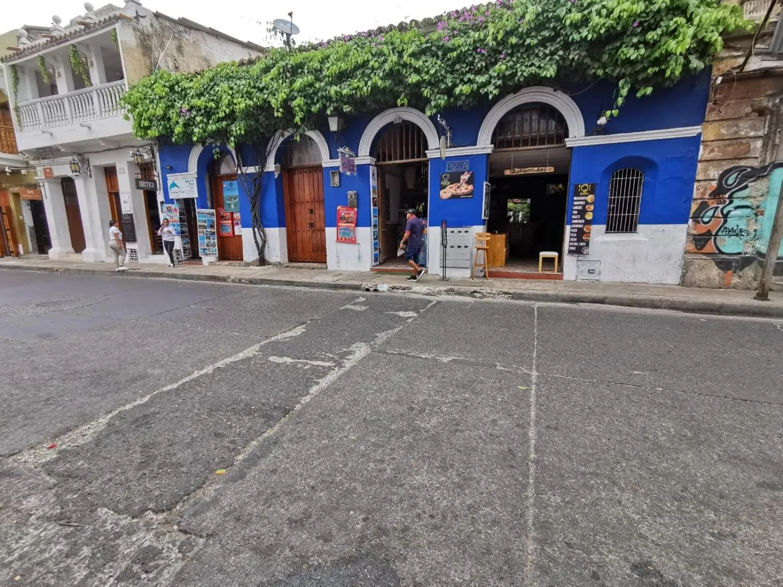 Property building in Hostal Luna Llena Getsemaní