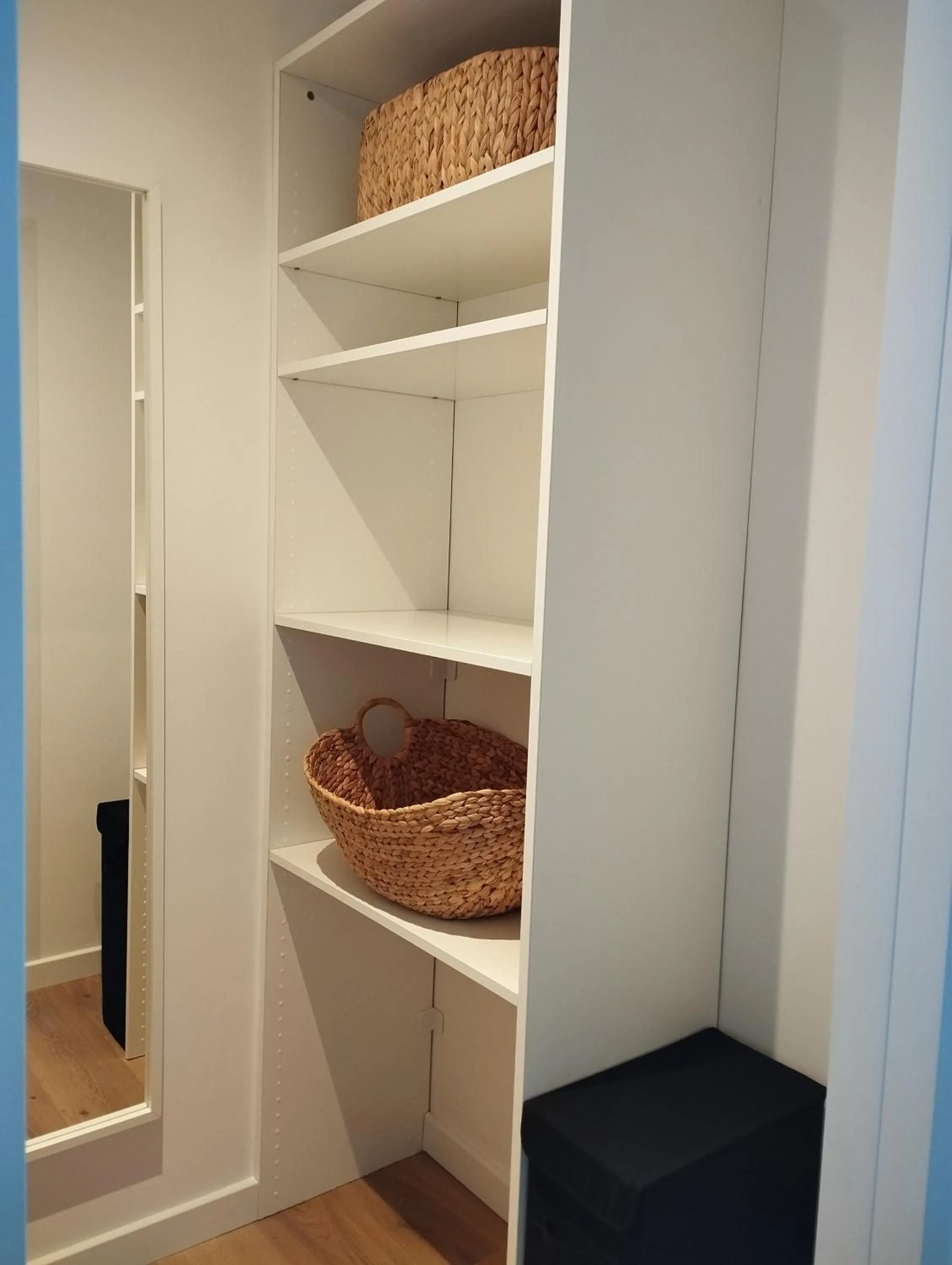 wardrobe in Au coucher du lac