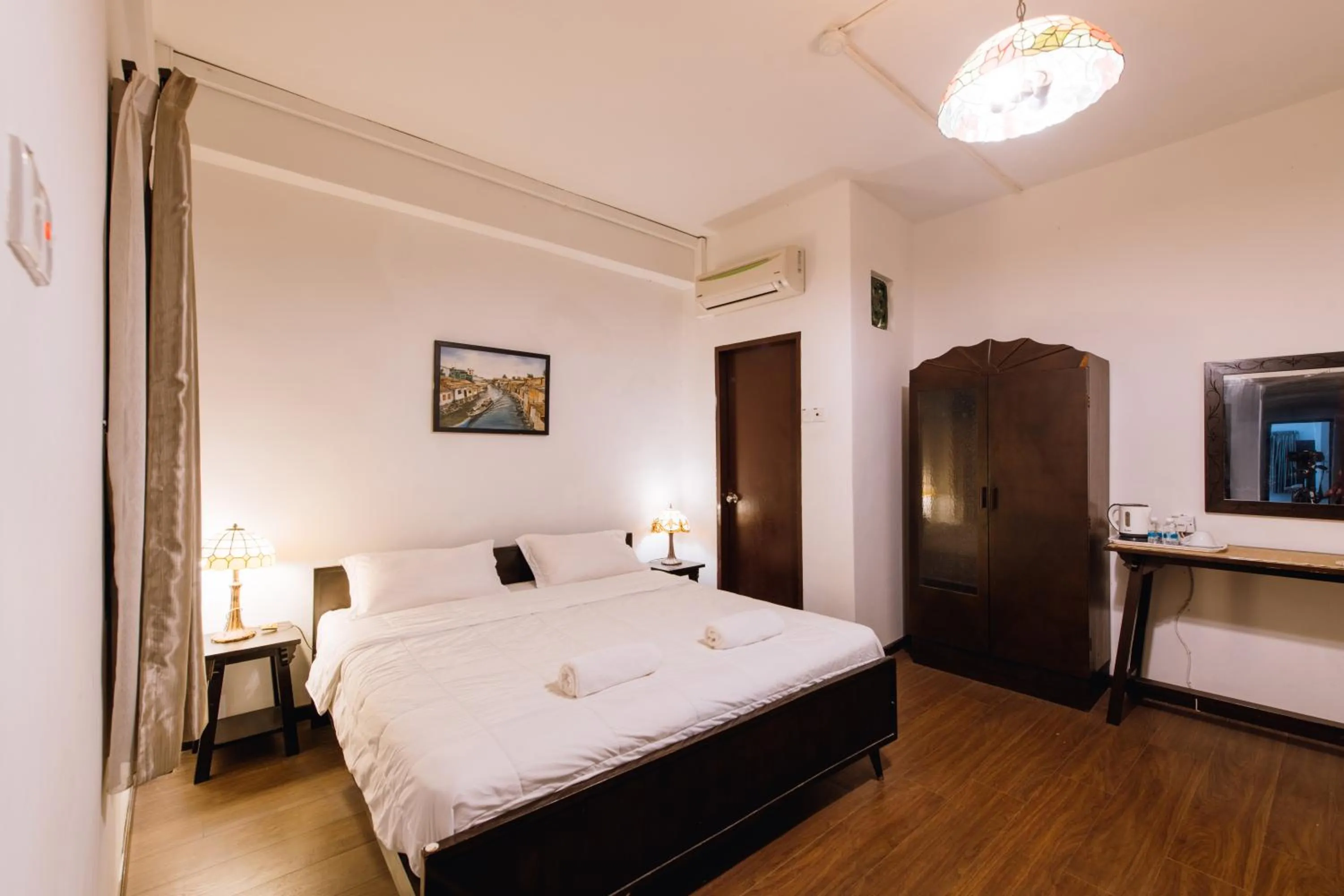 Photo of the whole room, Bed in Heeren By The River