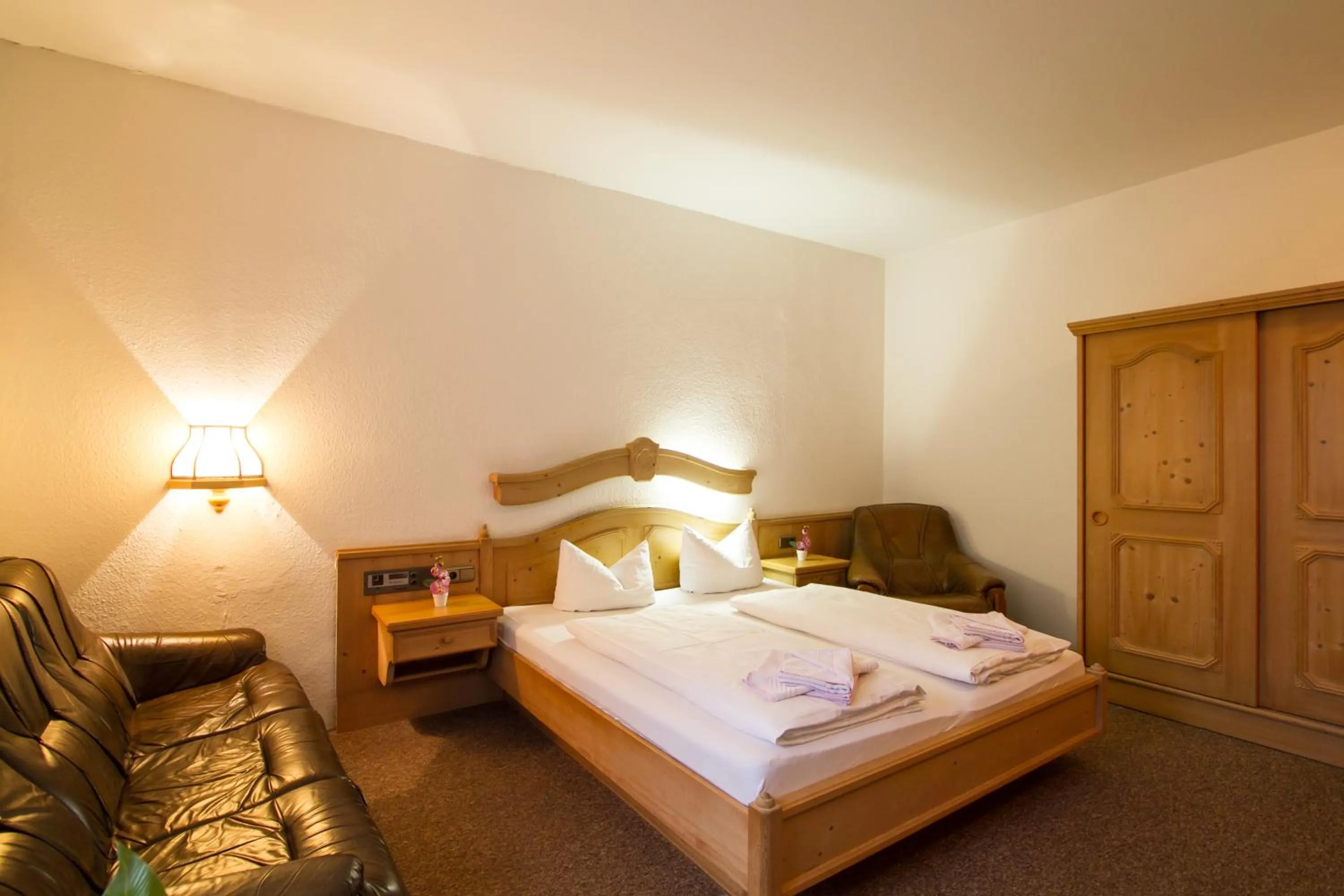 Living room, Bed in Hotel Gröbern am See