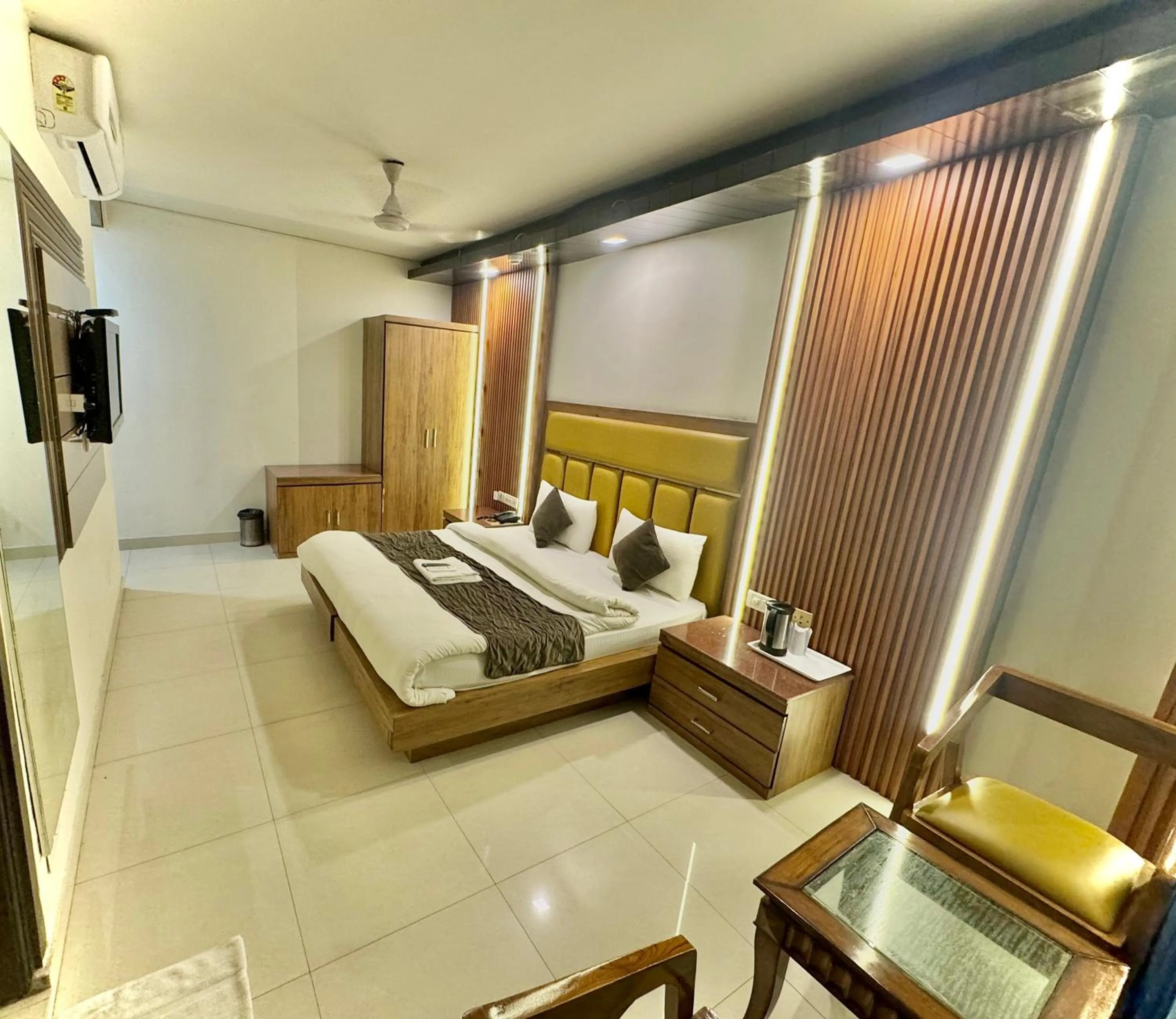 Bed in Hotel Delhi Pride, Karol Bagh