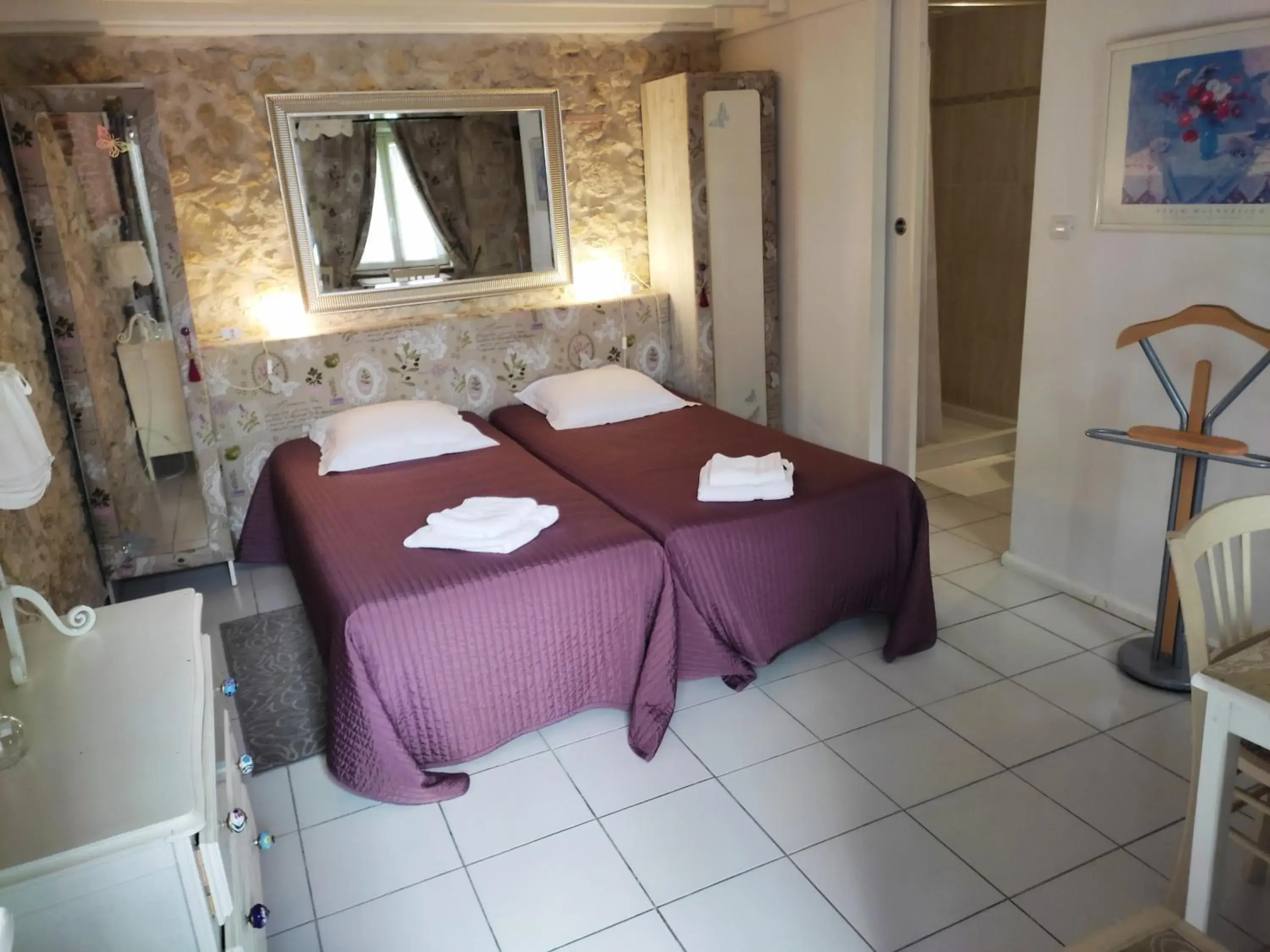 Twin Room with Private Bathroom - single occupancy in Les Angelots Twin Room with Private Bathroom - single occupancy in Les Angelots