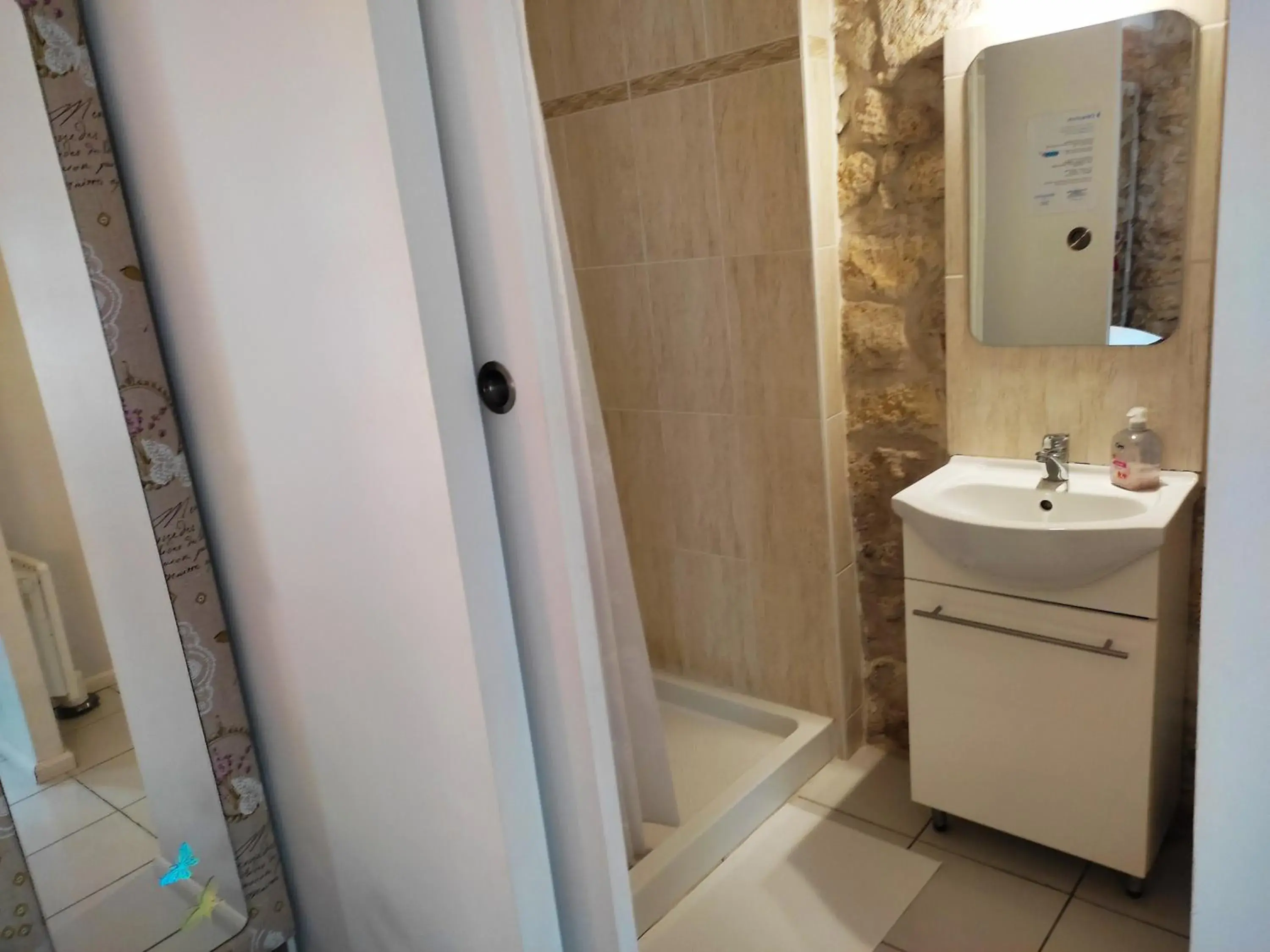 Twin Room with Private Bathroom - single occupancy in Les Angelots Twin Room with Private Bathroom - single occupancy in Les Angelots