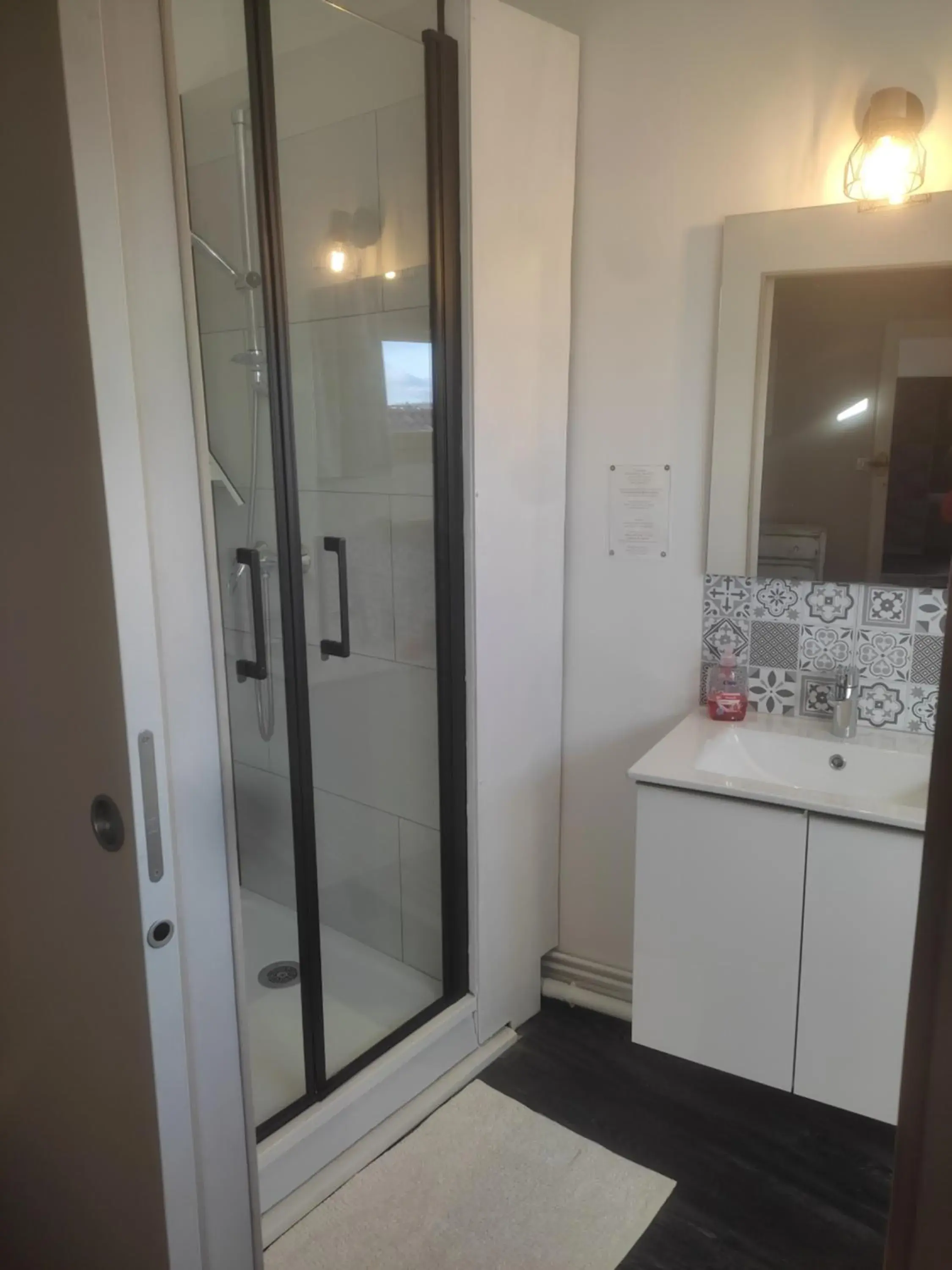 Double Room with Private Bathroom - single occupancy in Les Angelots Double Room with Private Bathroom - single occupancy in Les Angelots