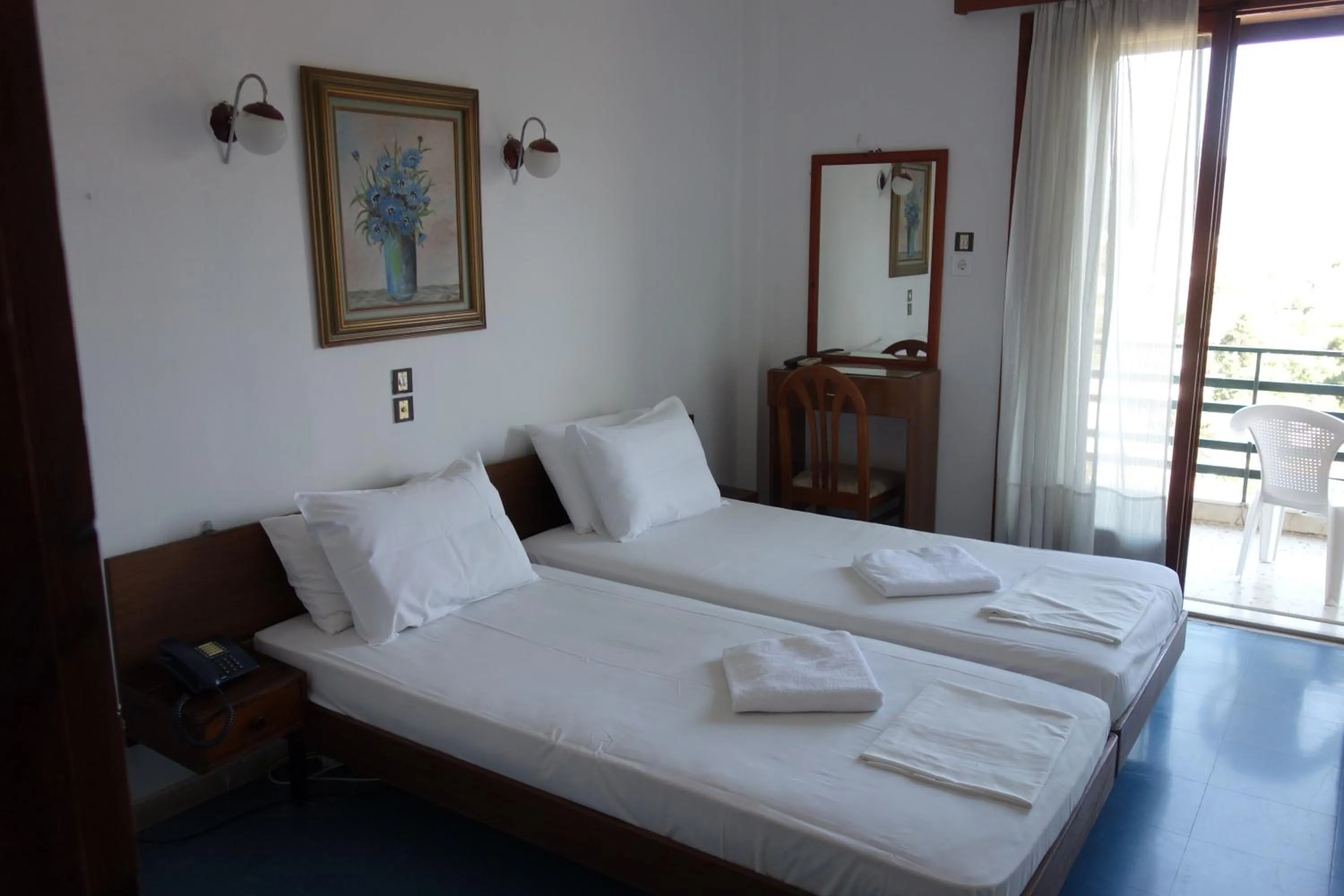 Photo of the whole room, Bed in ARION