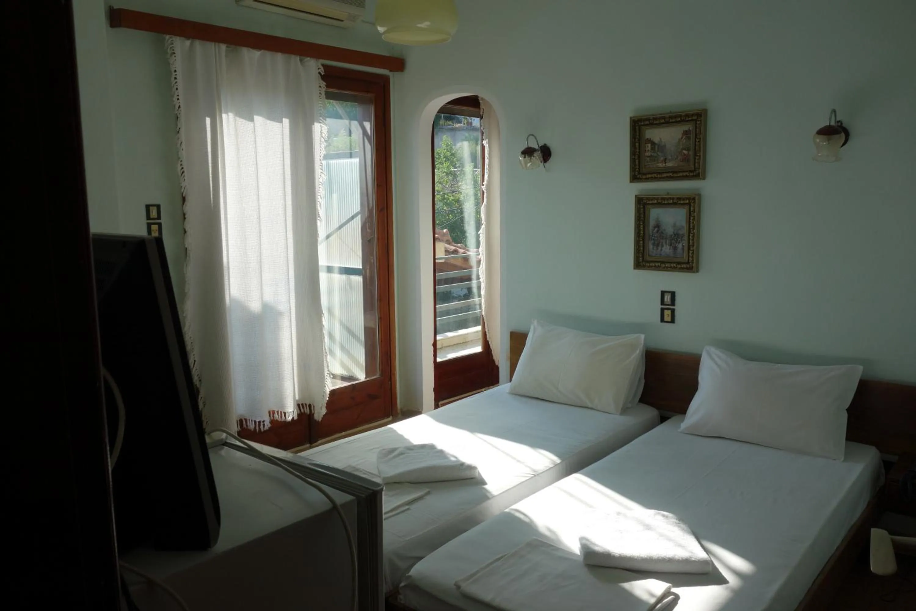 Photo of the whole room, Bed in ARION