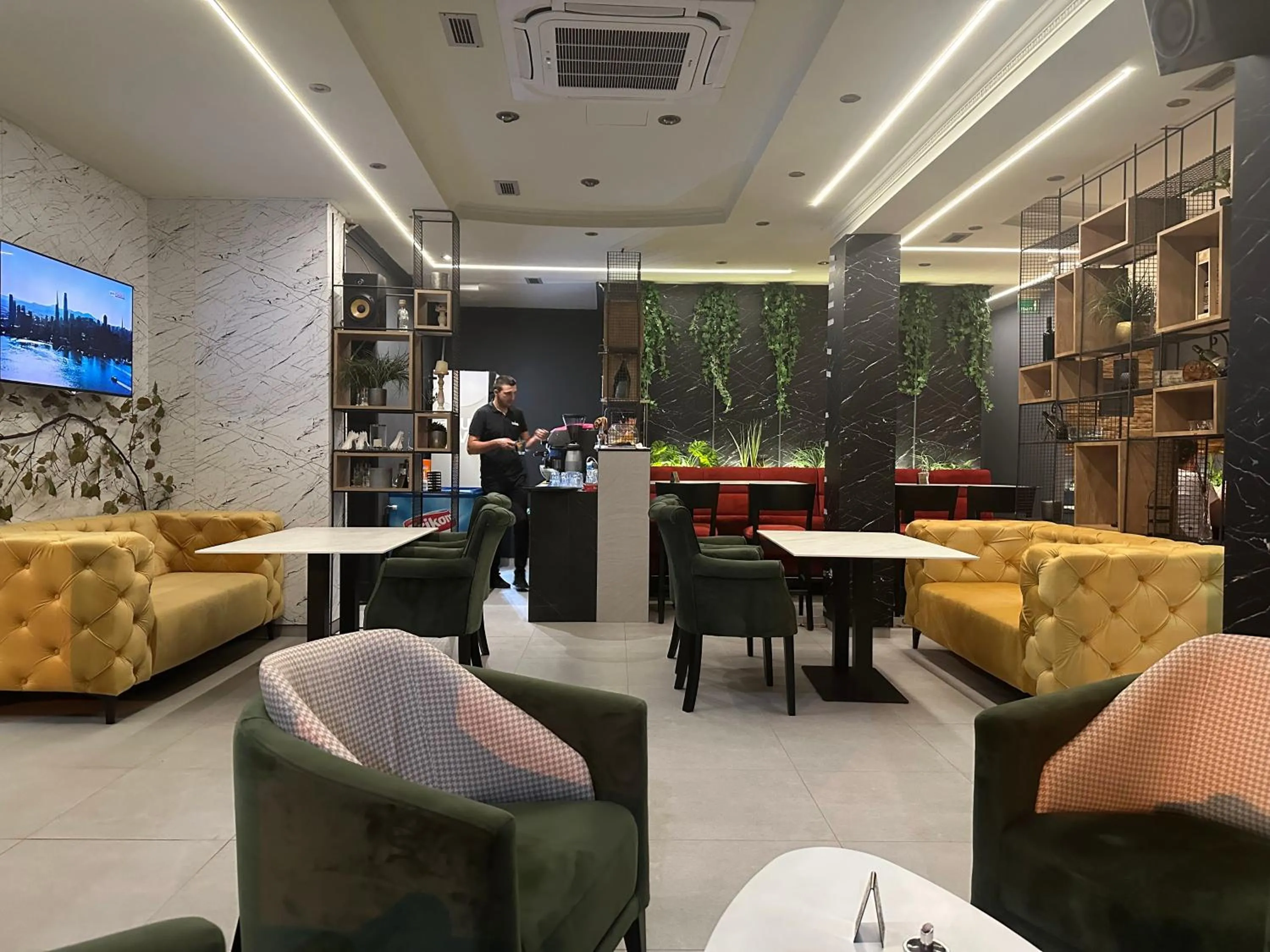 Hotel S