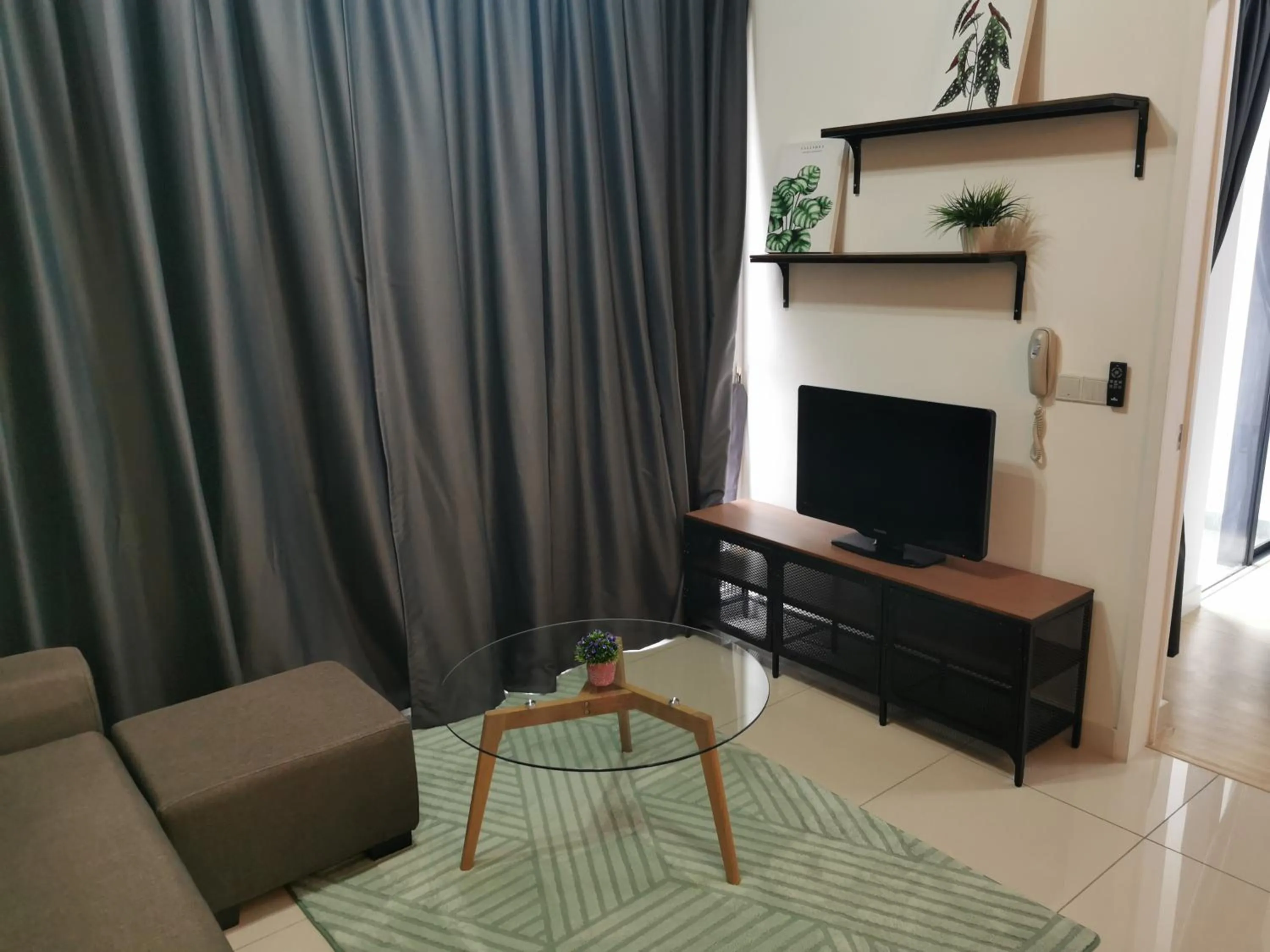 Living room in Continew Residence by HomeBrickz