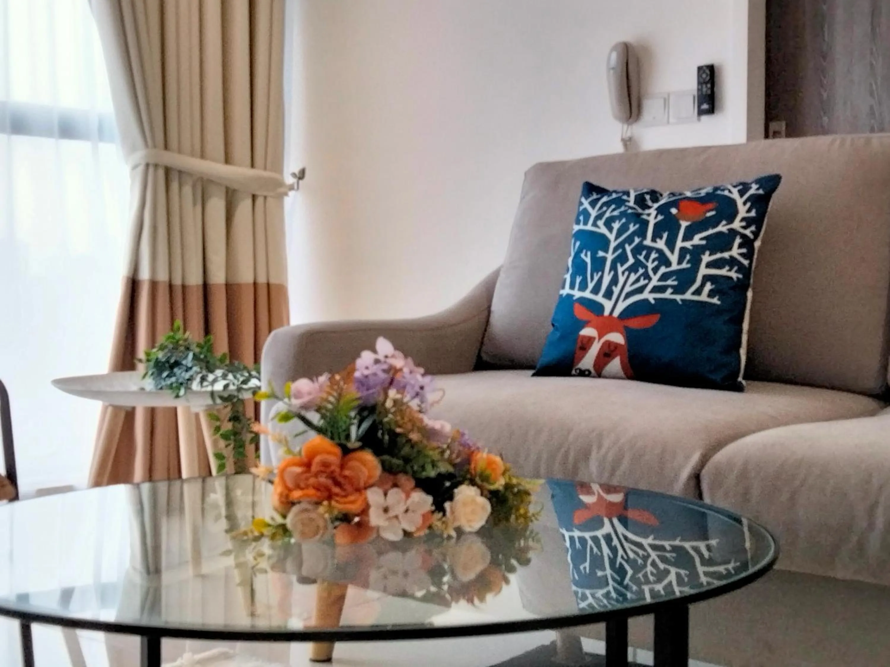 Living room in Continew Residence by HomeBrickz