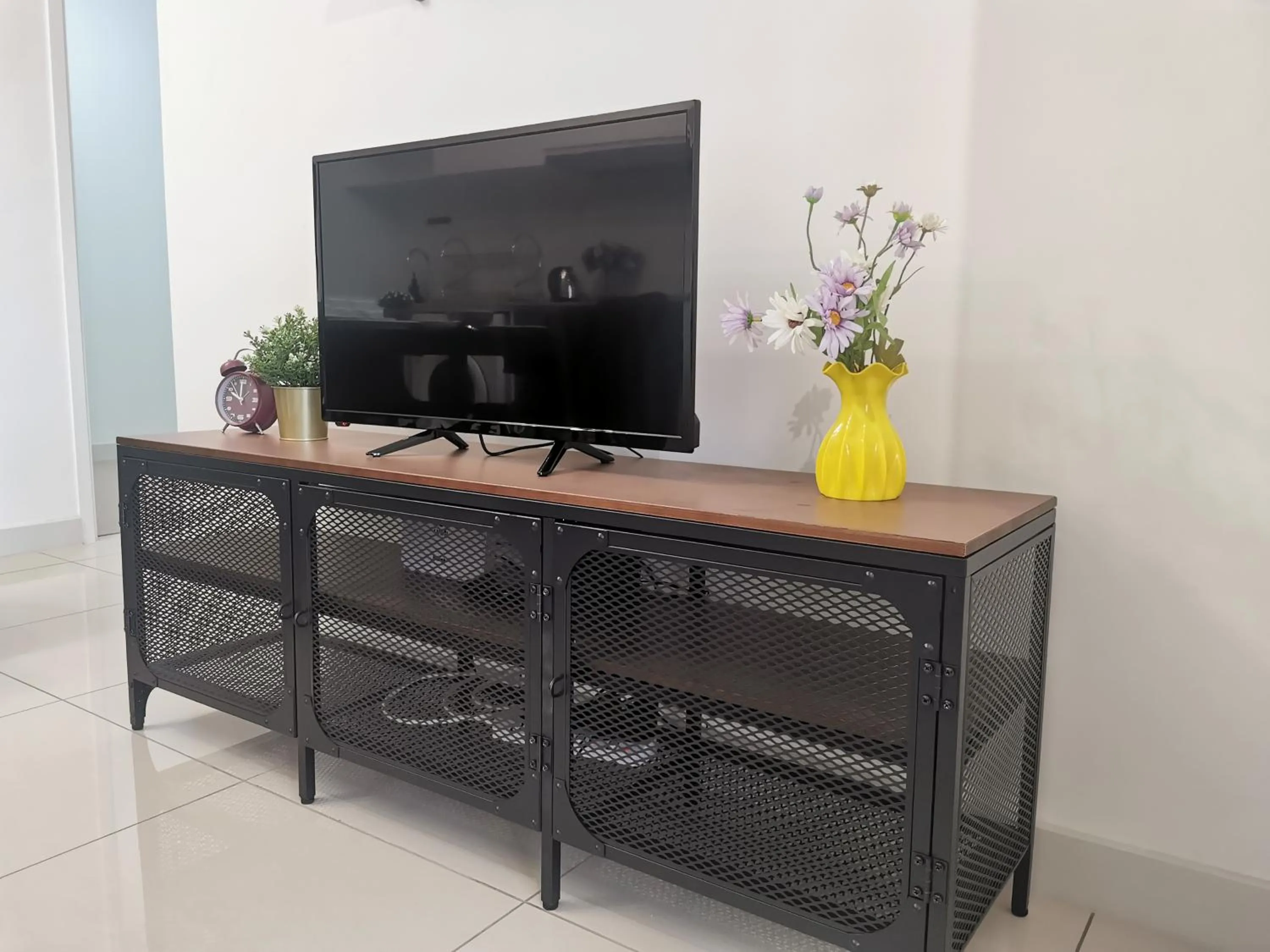 TV and multimedia in Continew Residence by HomeBrickz