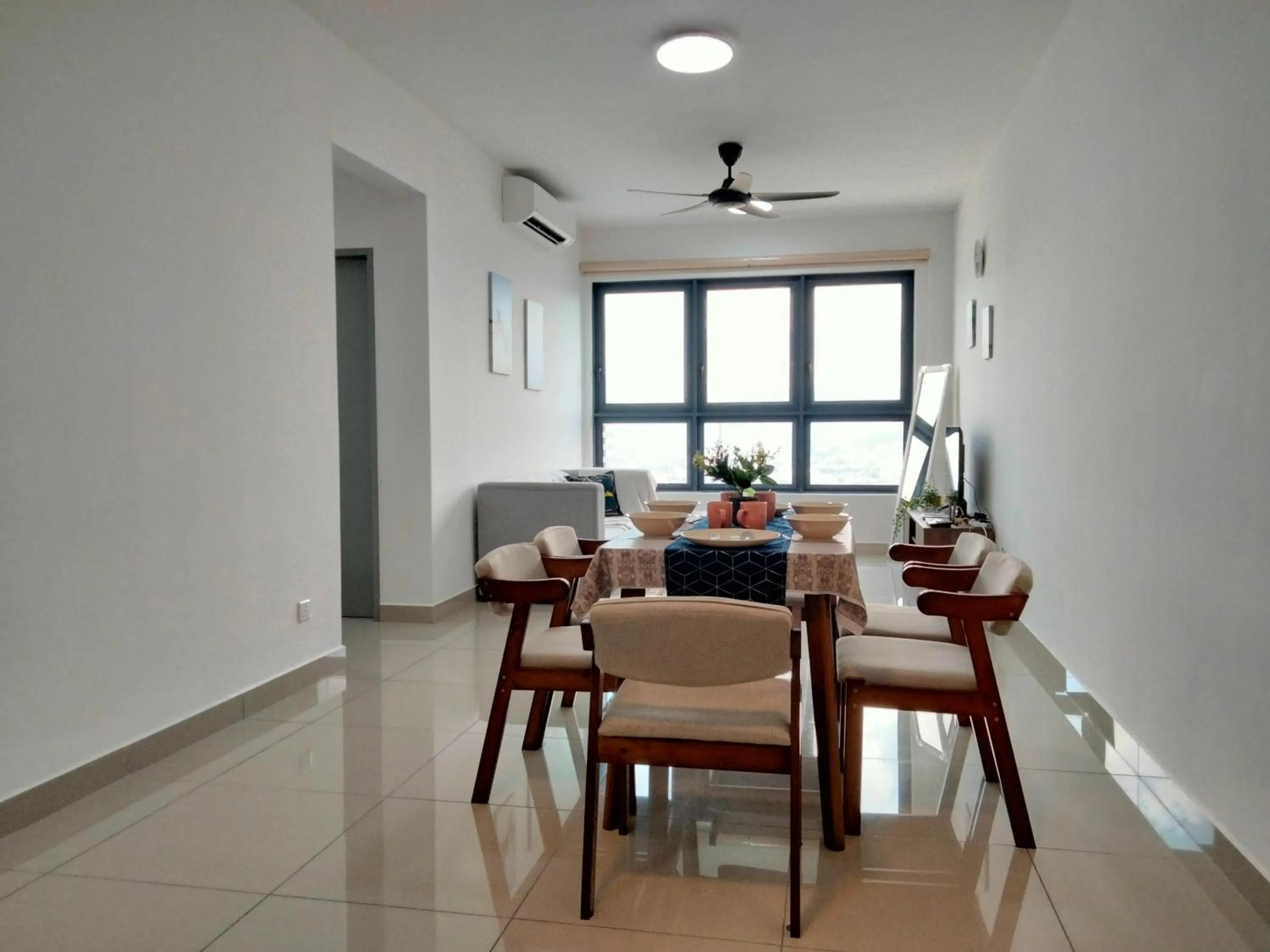 Living room in Continew Residence by HomeBrickz