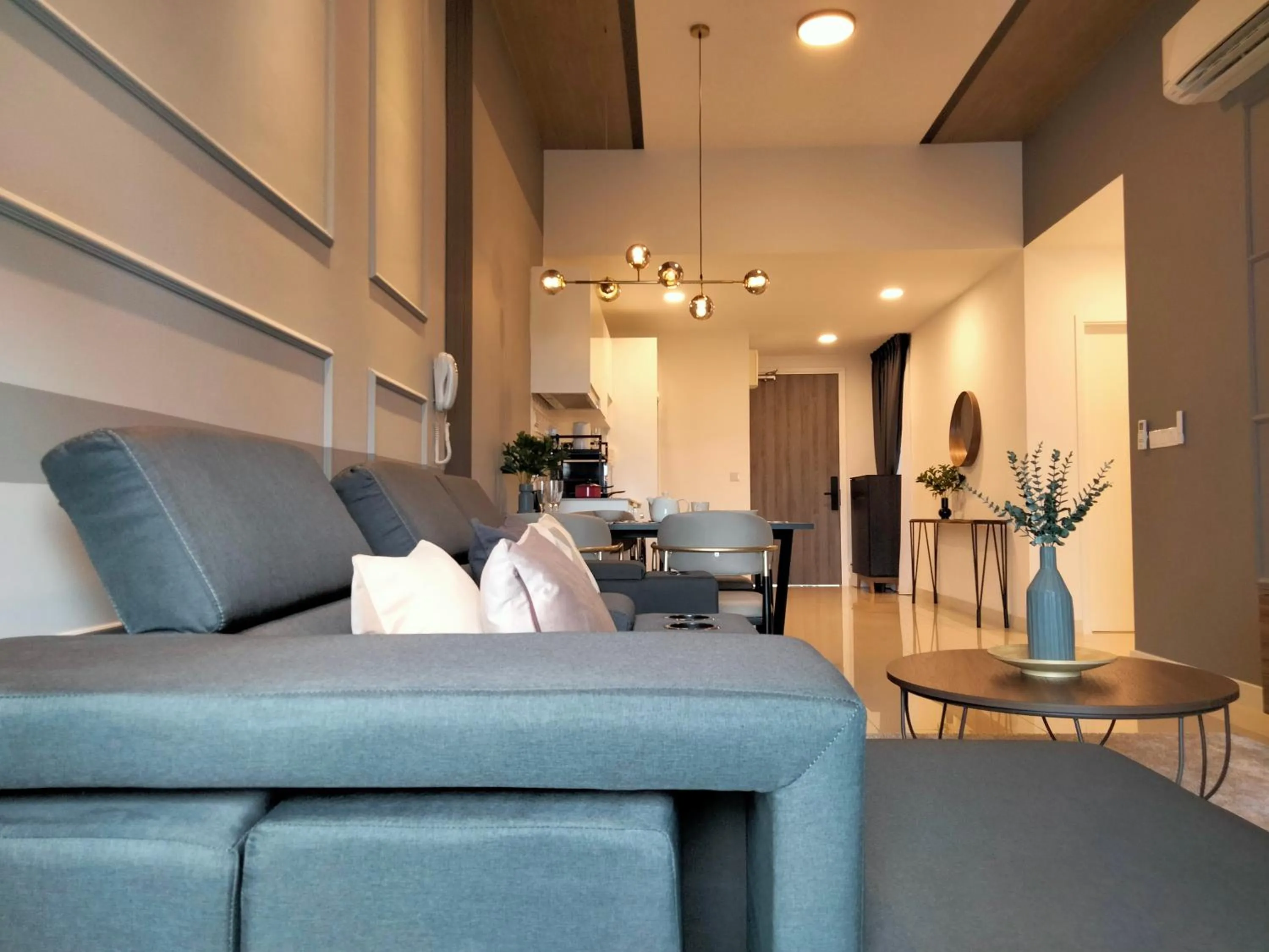 Living room in Continew Residence by HomeBrickz