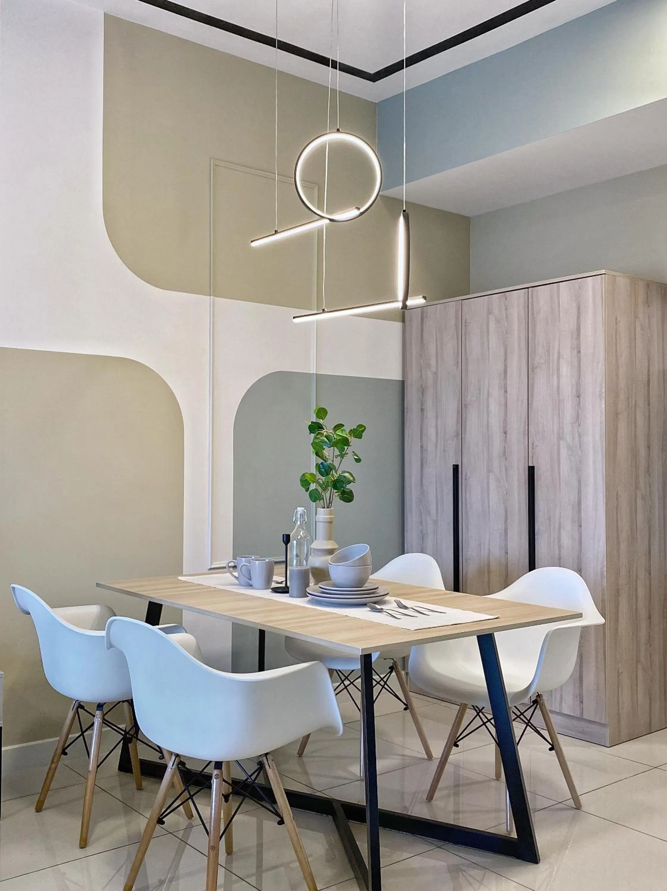 Dining area in Continew Residence by HomeBrickz