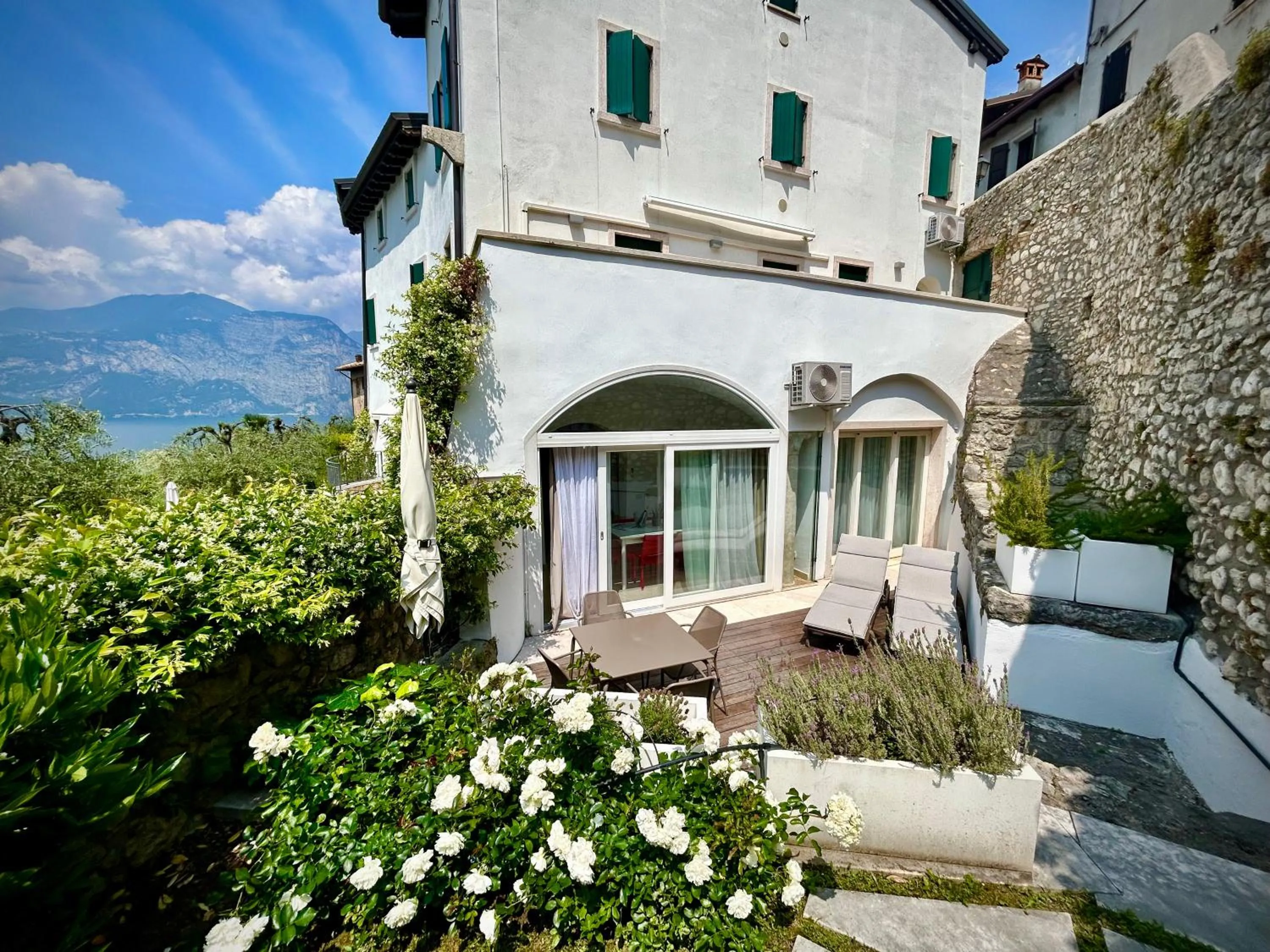 Property building in Villa Borgo Borago
