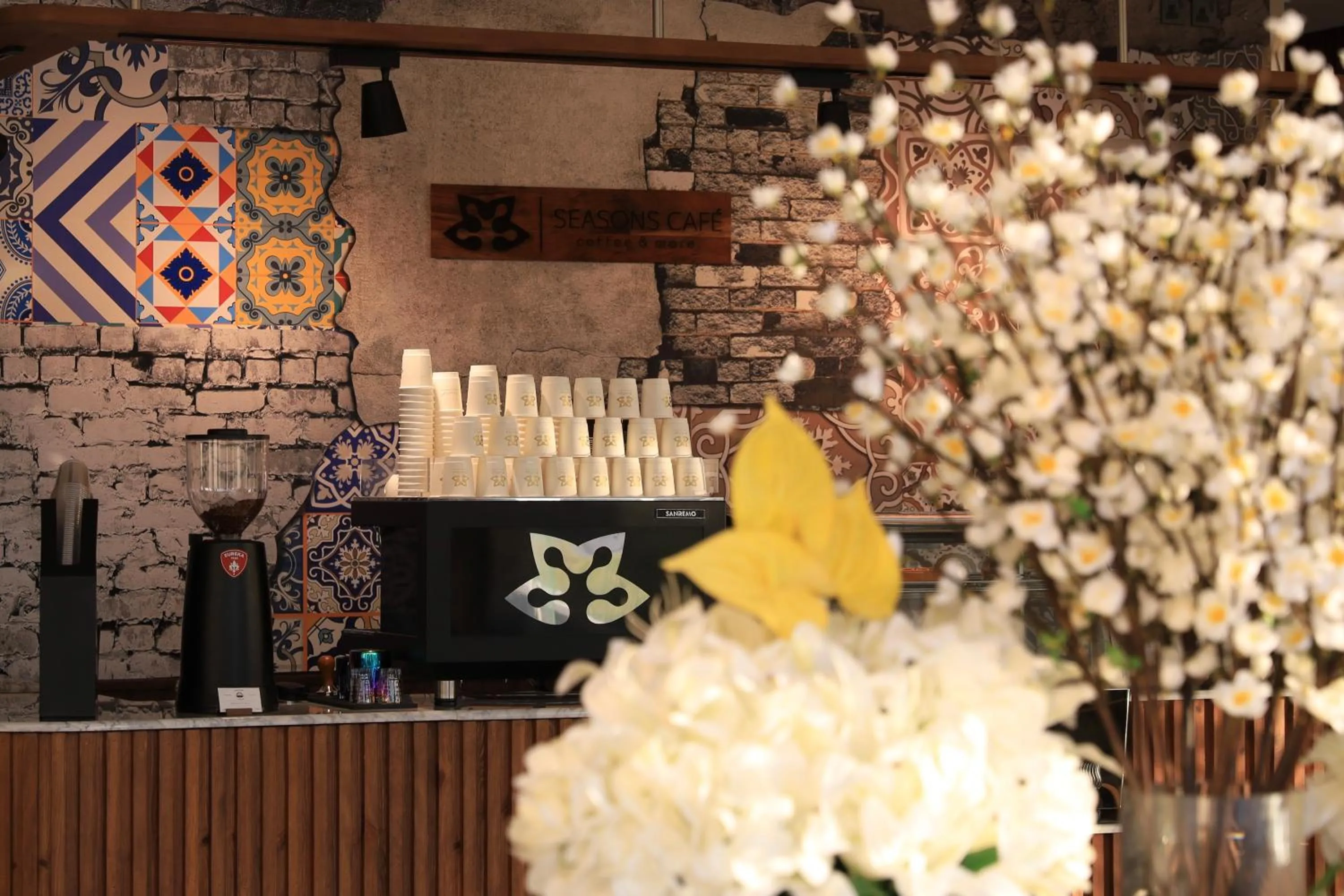 Restaurant/places to eat in Rukn Mawasim Serviced Apartments