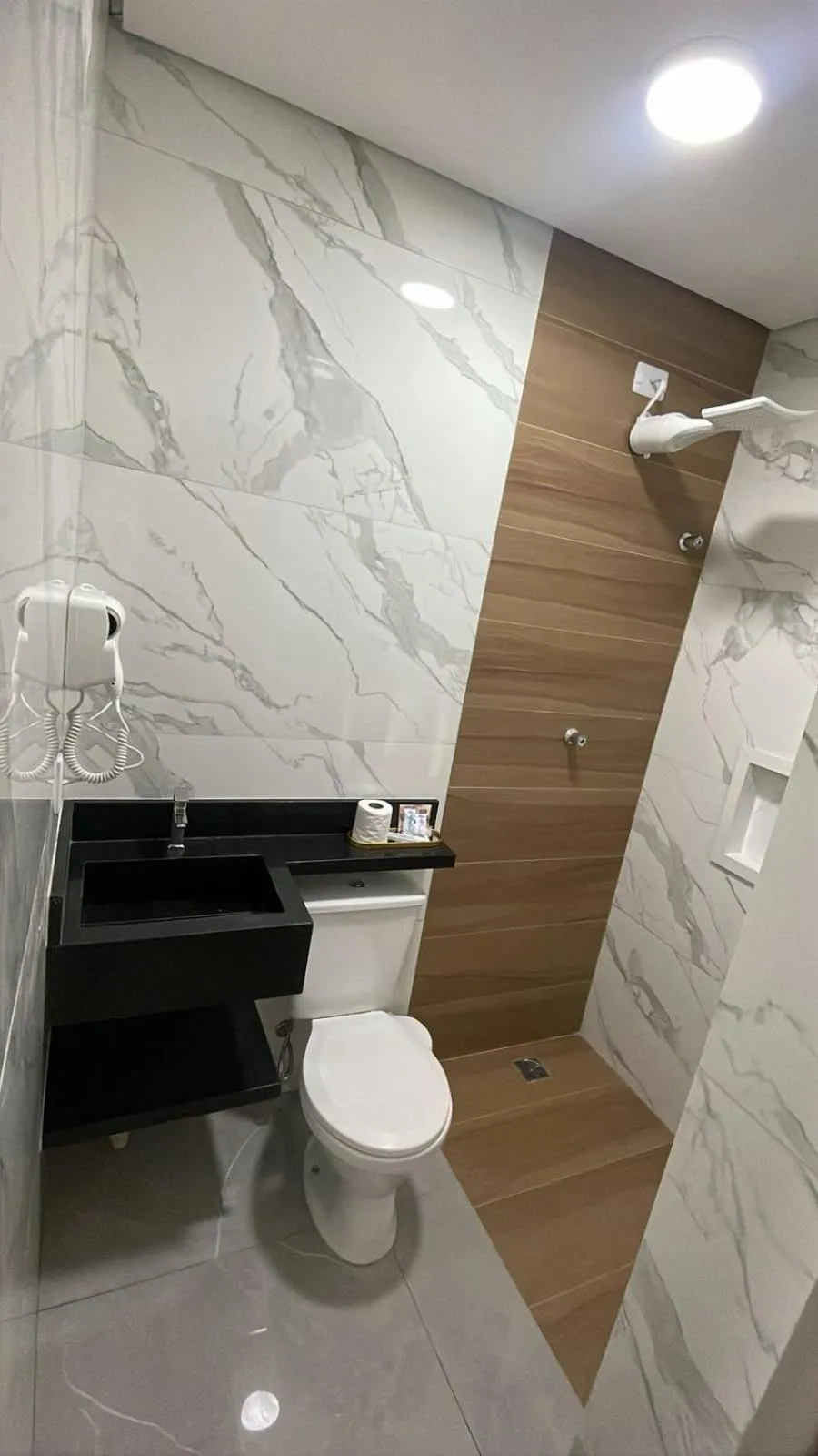 Shower in Hotel Ellos - Estacionamento e Café da Manhã Incluso